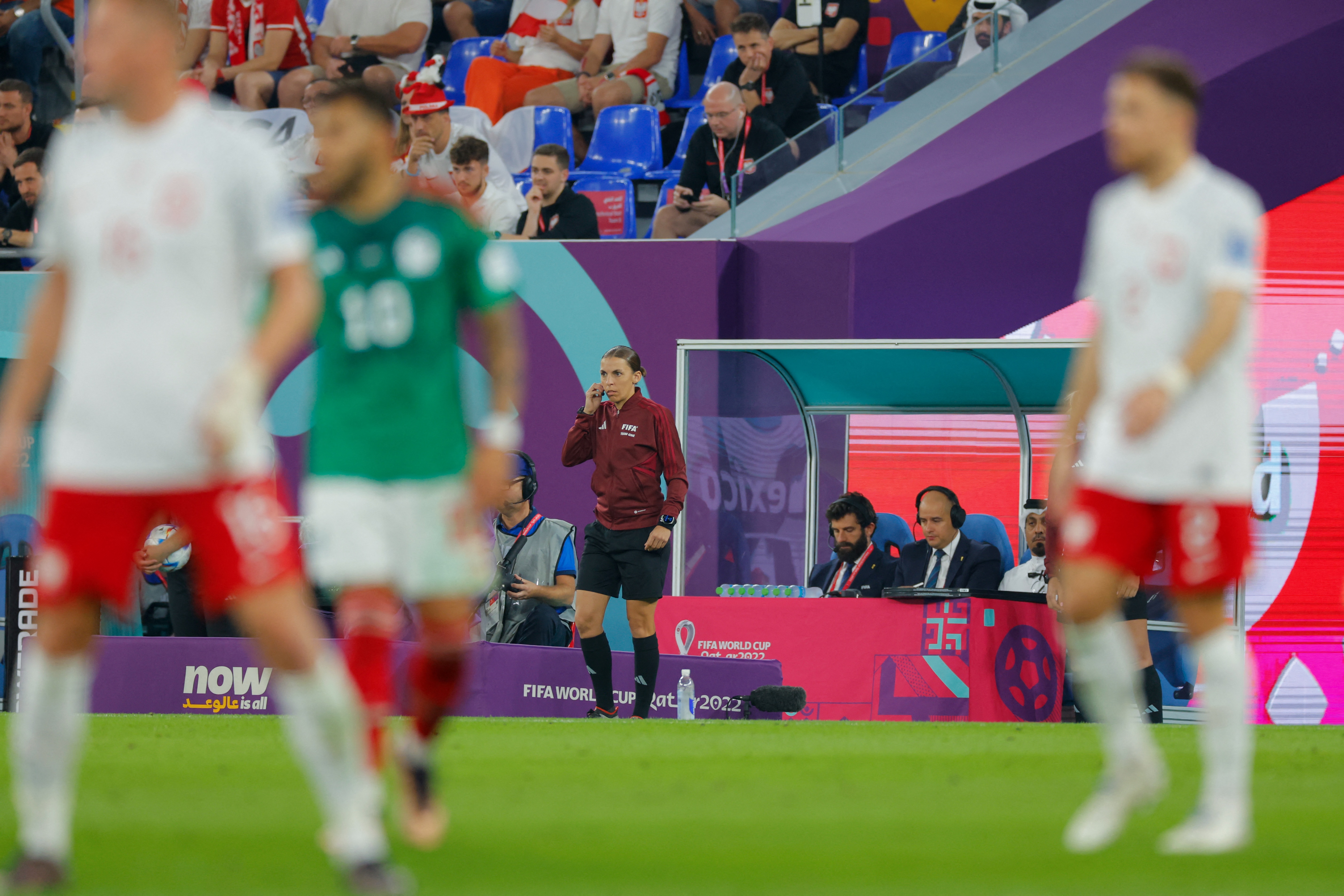 Stéphanie em ação como quarta árbitra no jogo entre Polônia e México, pela primeira rodada da Copa do Mundo 