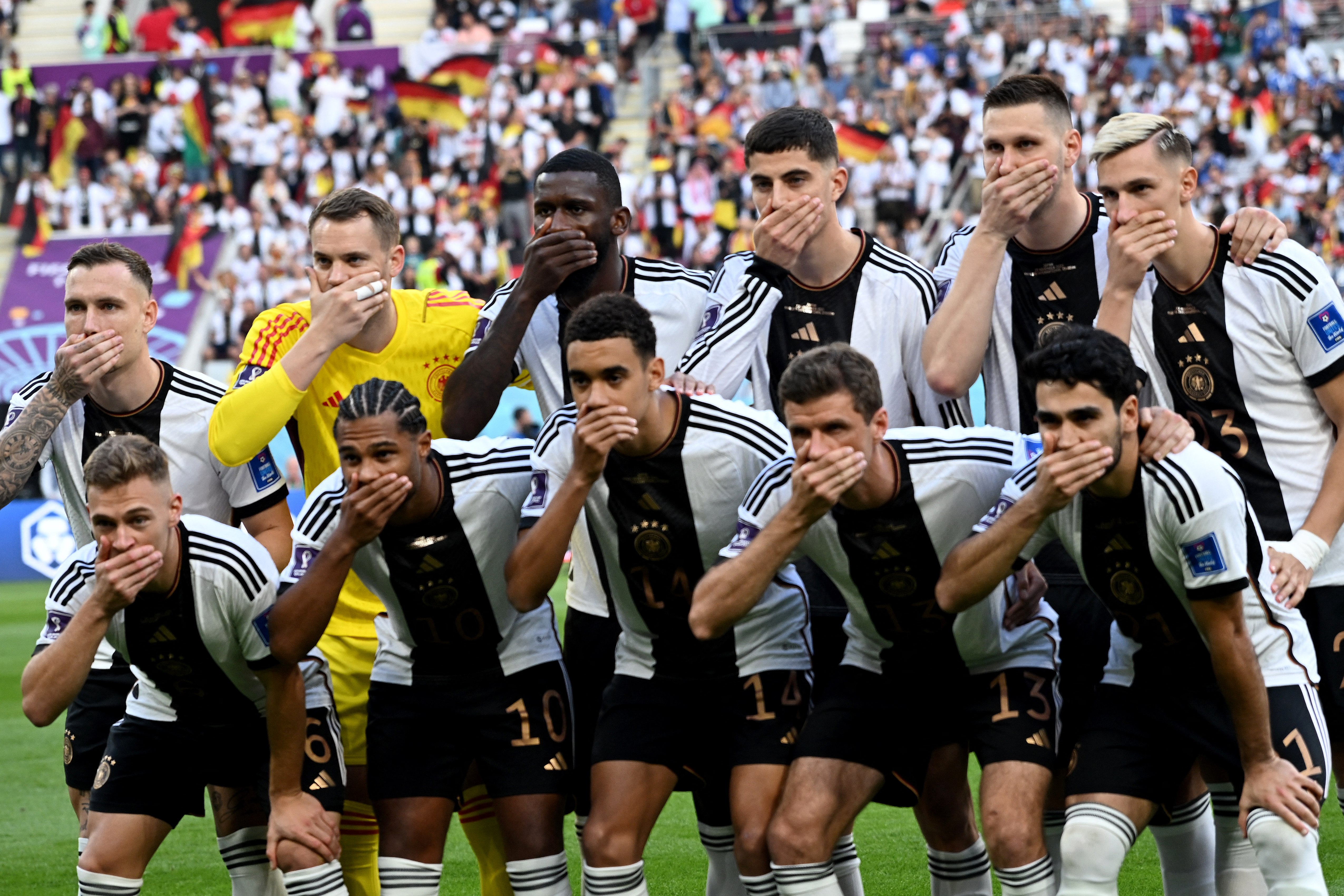 Neuer esconde braçadeira e jogadores da Alemanha protestam em foto oficial
