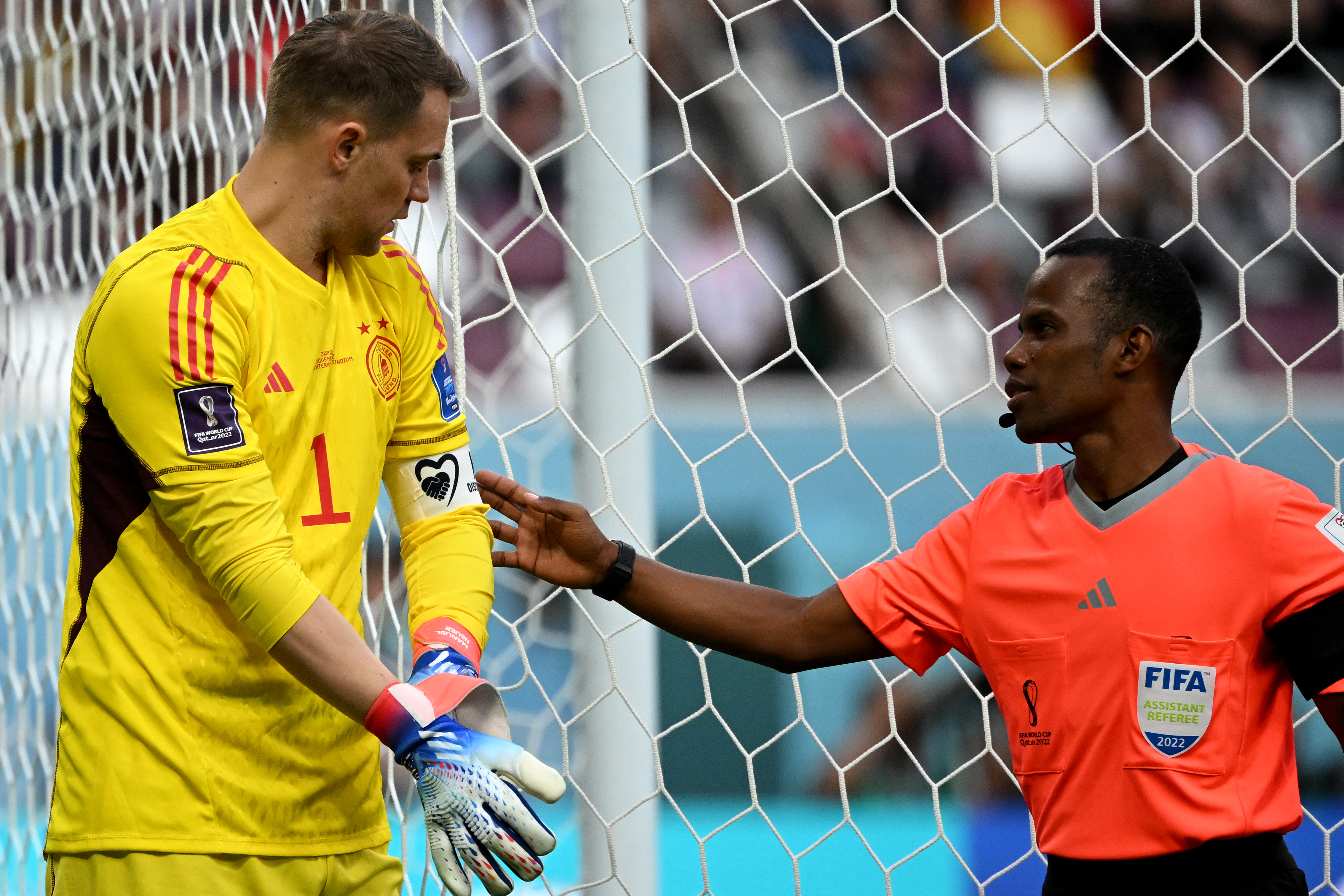 Neuer escondeu braçadeira 