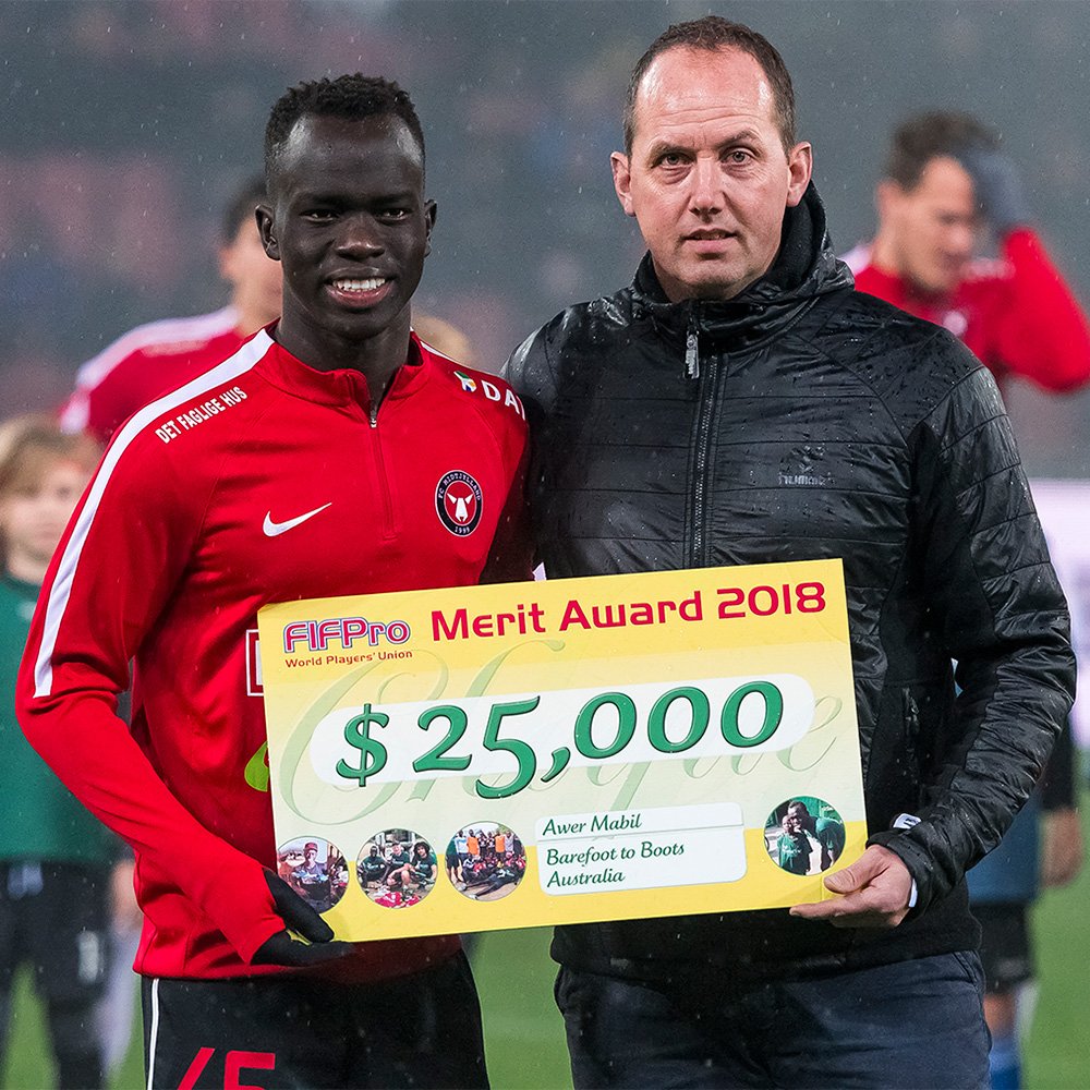 Awer Mabil recebeu o prêmio FifaPro Mérito pela atuação no Barefoot to Boots