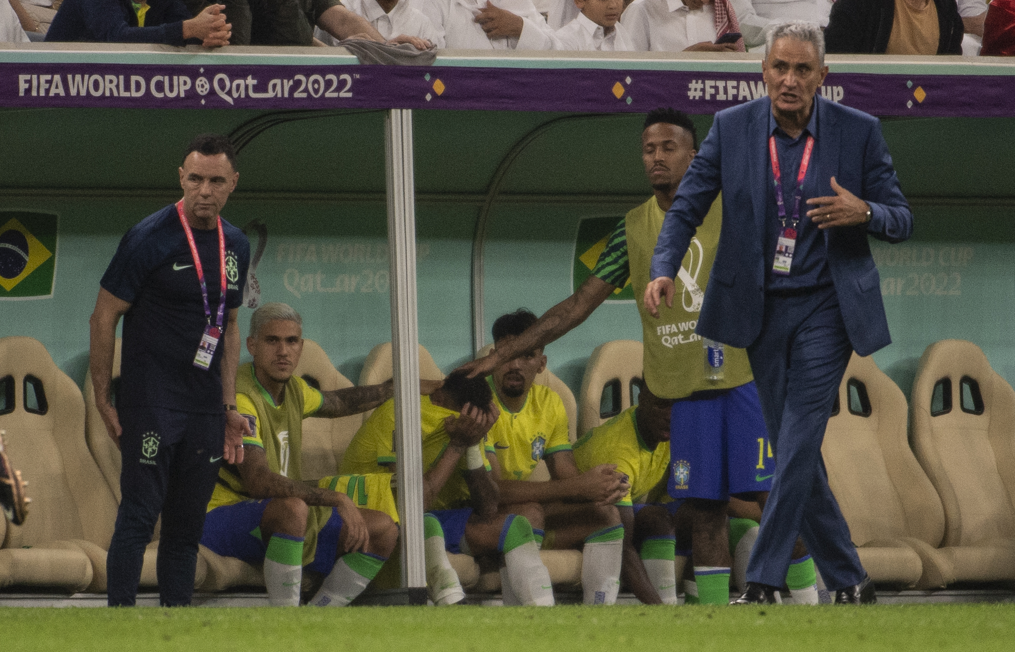 Neymar sente dores no tornozelo, sai chorando e preocupa seleção