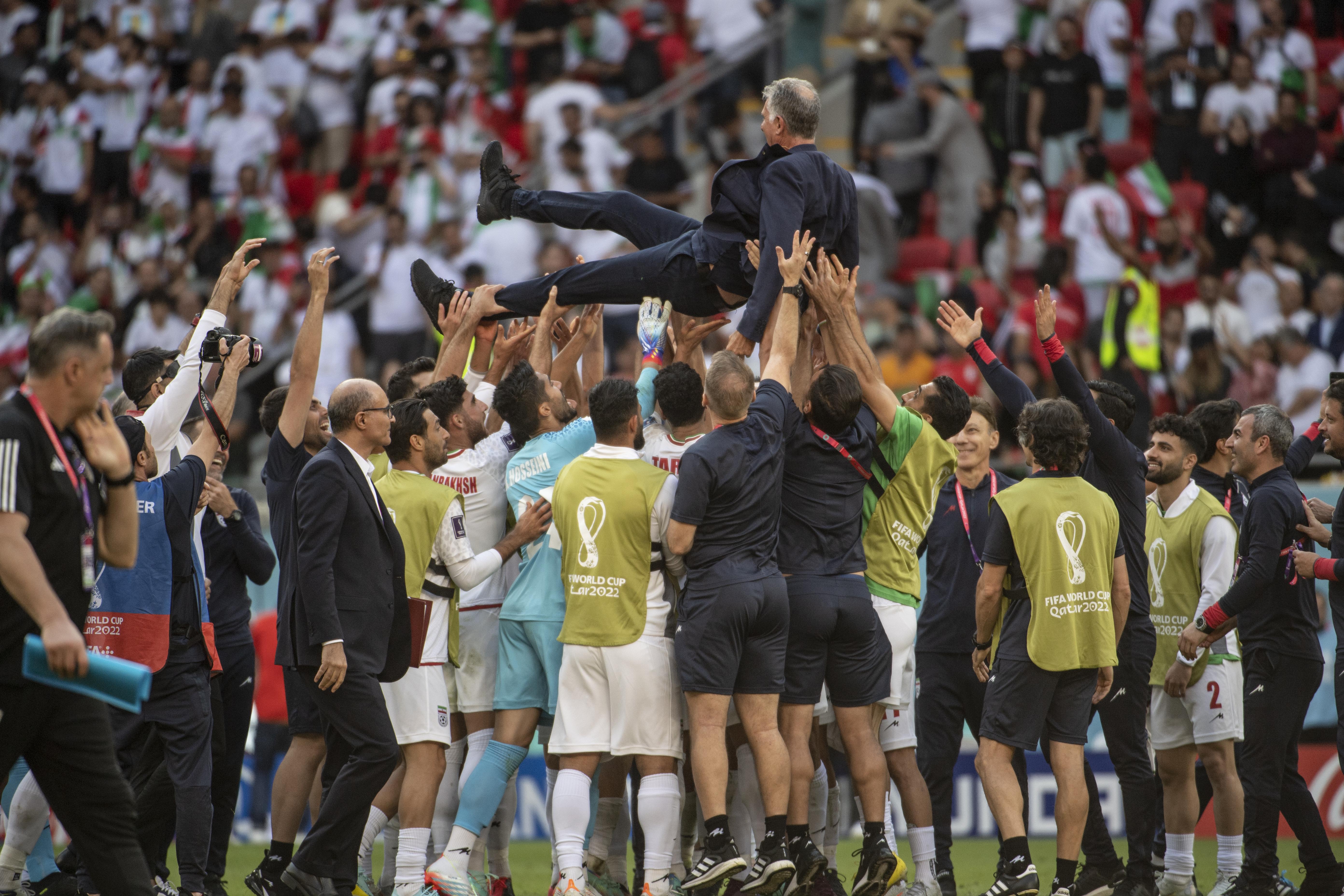Treinador Carlos Queiroz foi jogado para cima pelo time do Irã após vitória histórica -