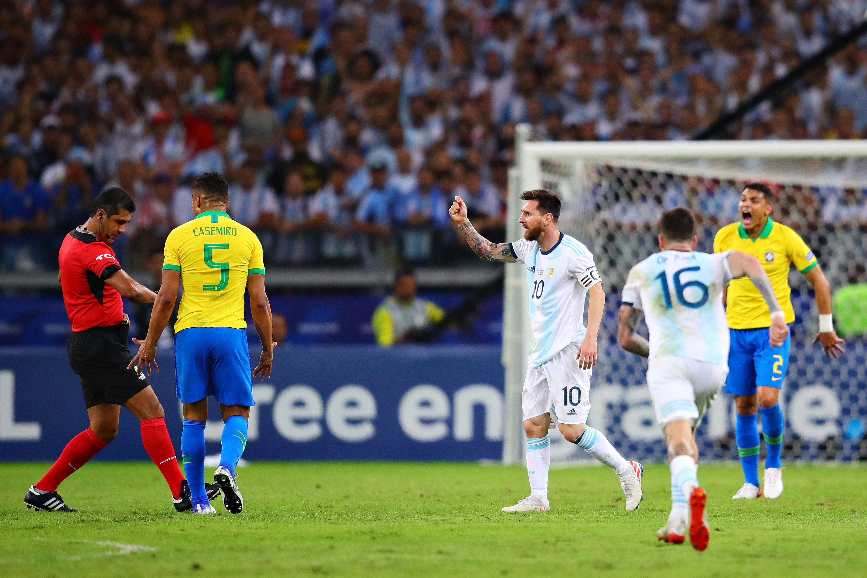 Cena rara: Messi reclamando com a arbitragem em derrota para o Brasil no Mineirão - Chris Brunskill/Getty Images