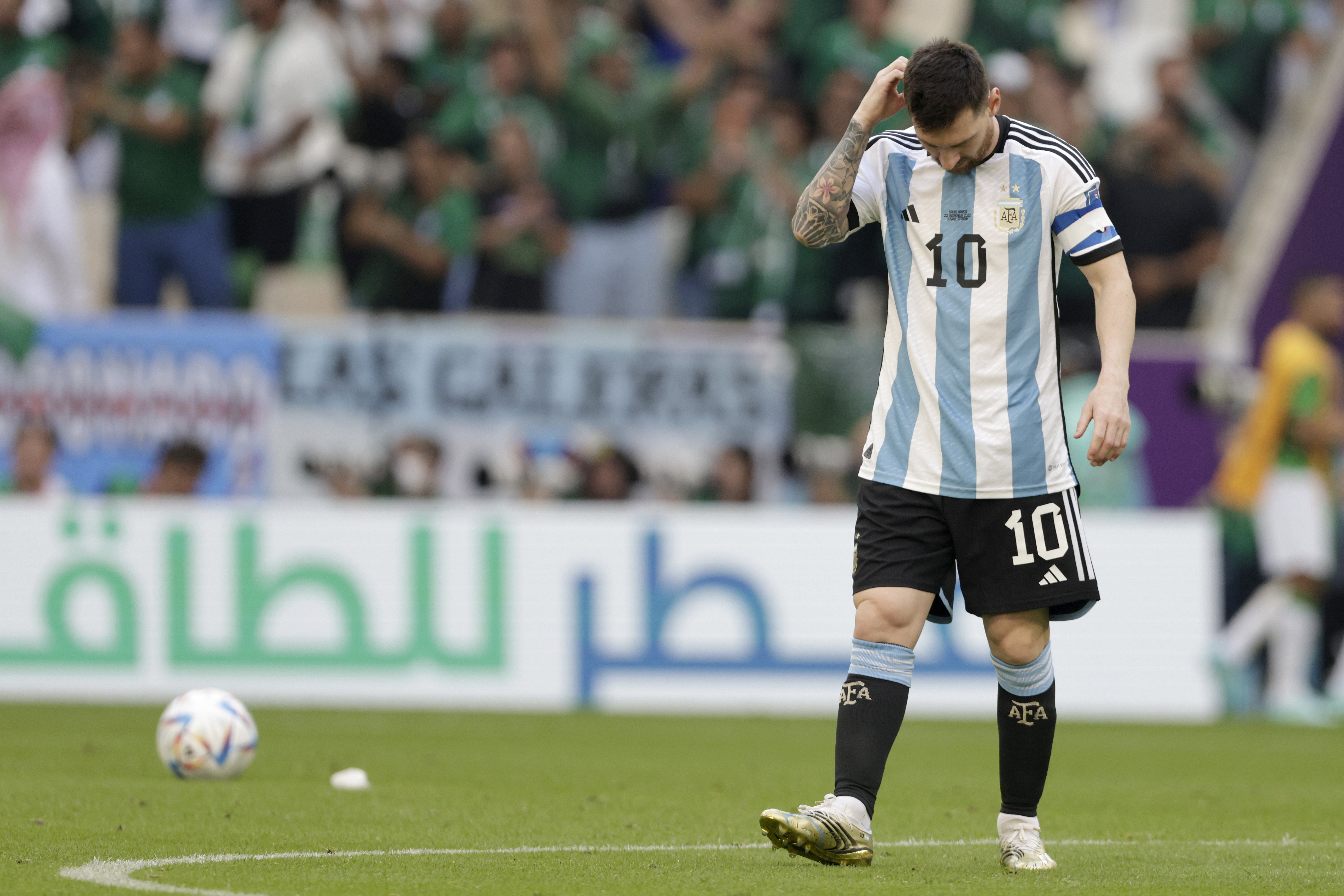 FOTOS: Os lances e reações de Messi na estreia da Argentina