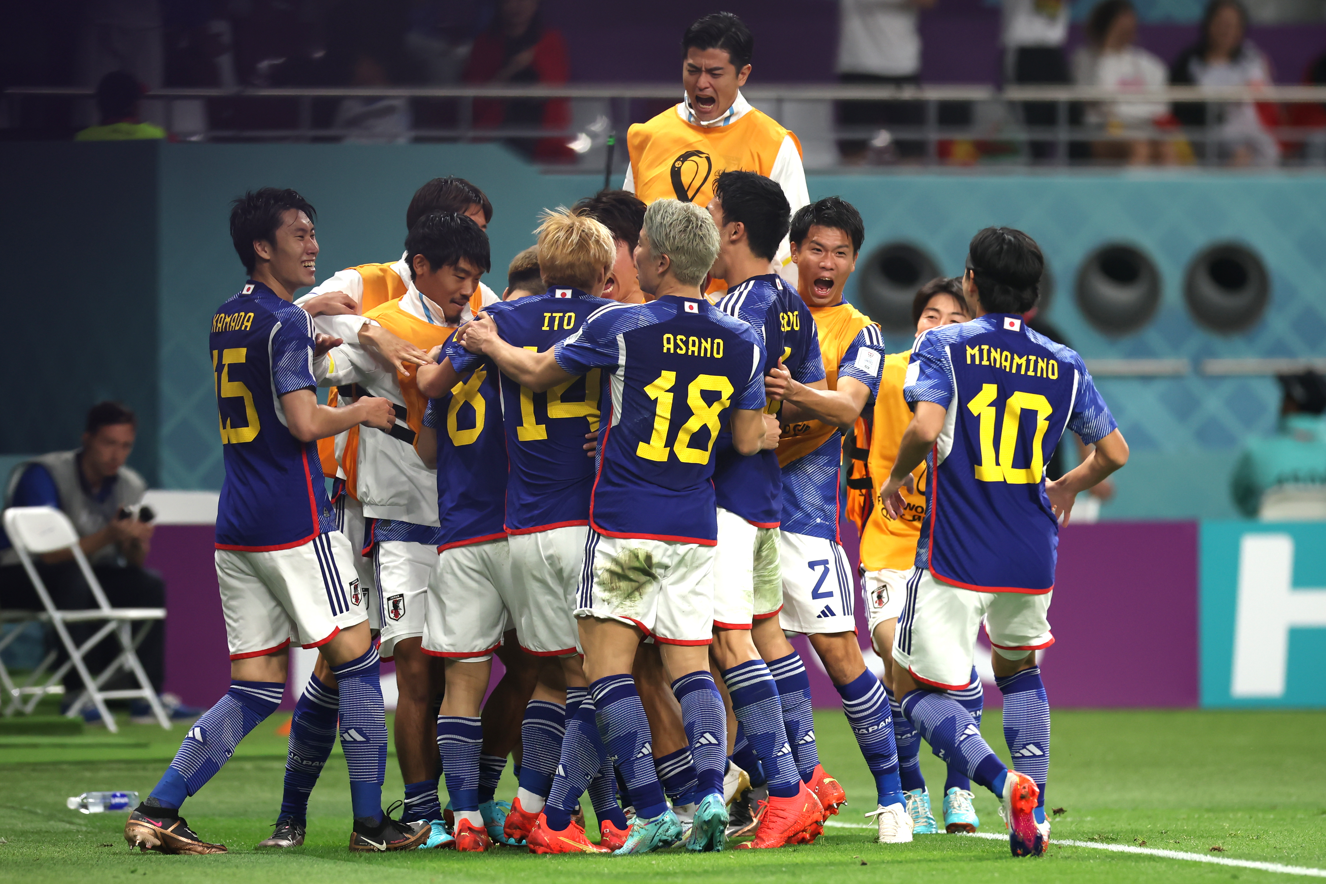 Gui Japão Alemanha Japoneses comemoram o segundo gol na partida -