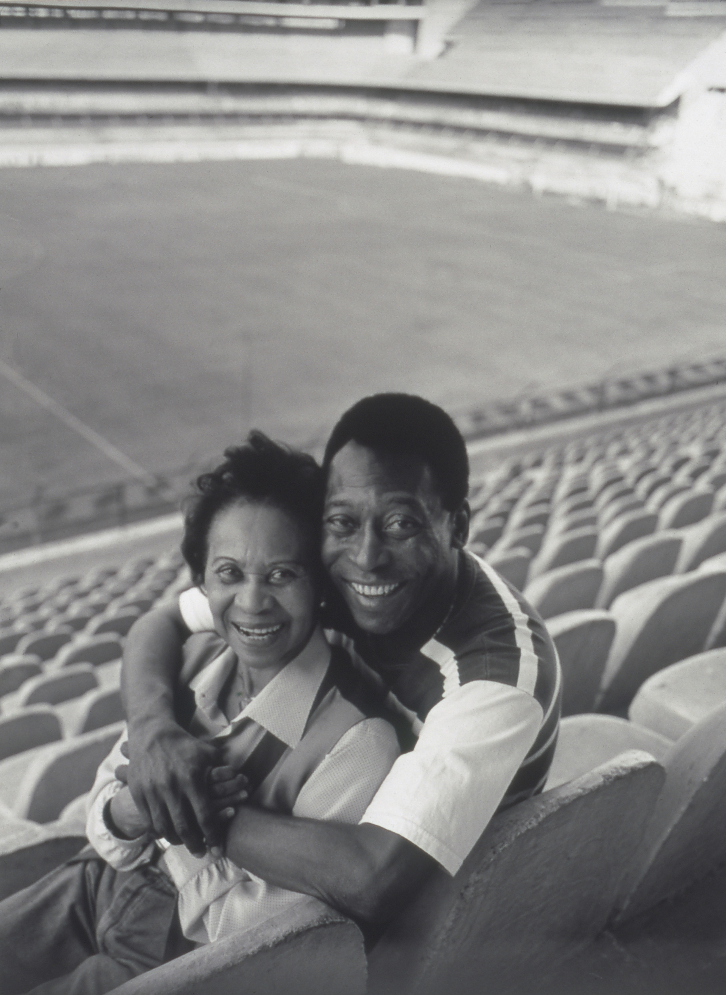 Pelé com sua mãe Celeste, no Estádio da Vila Belmiro