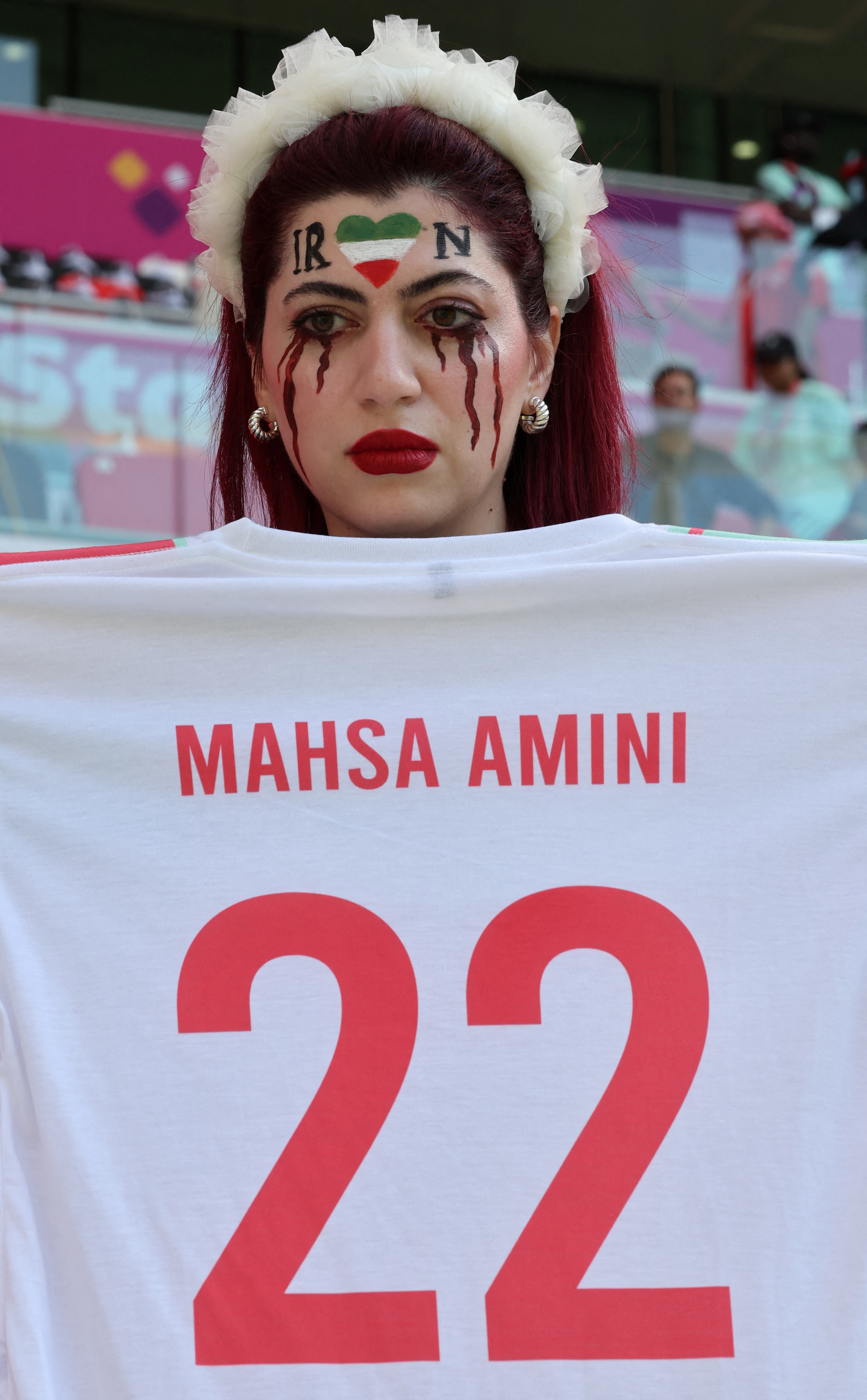 Torcedora do Irã estampa nome de Mahsa Amini em camisa -