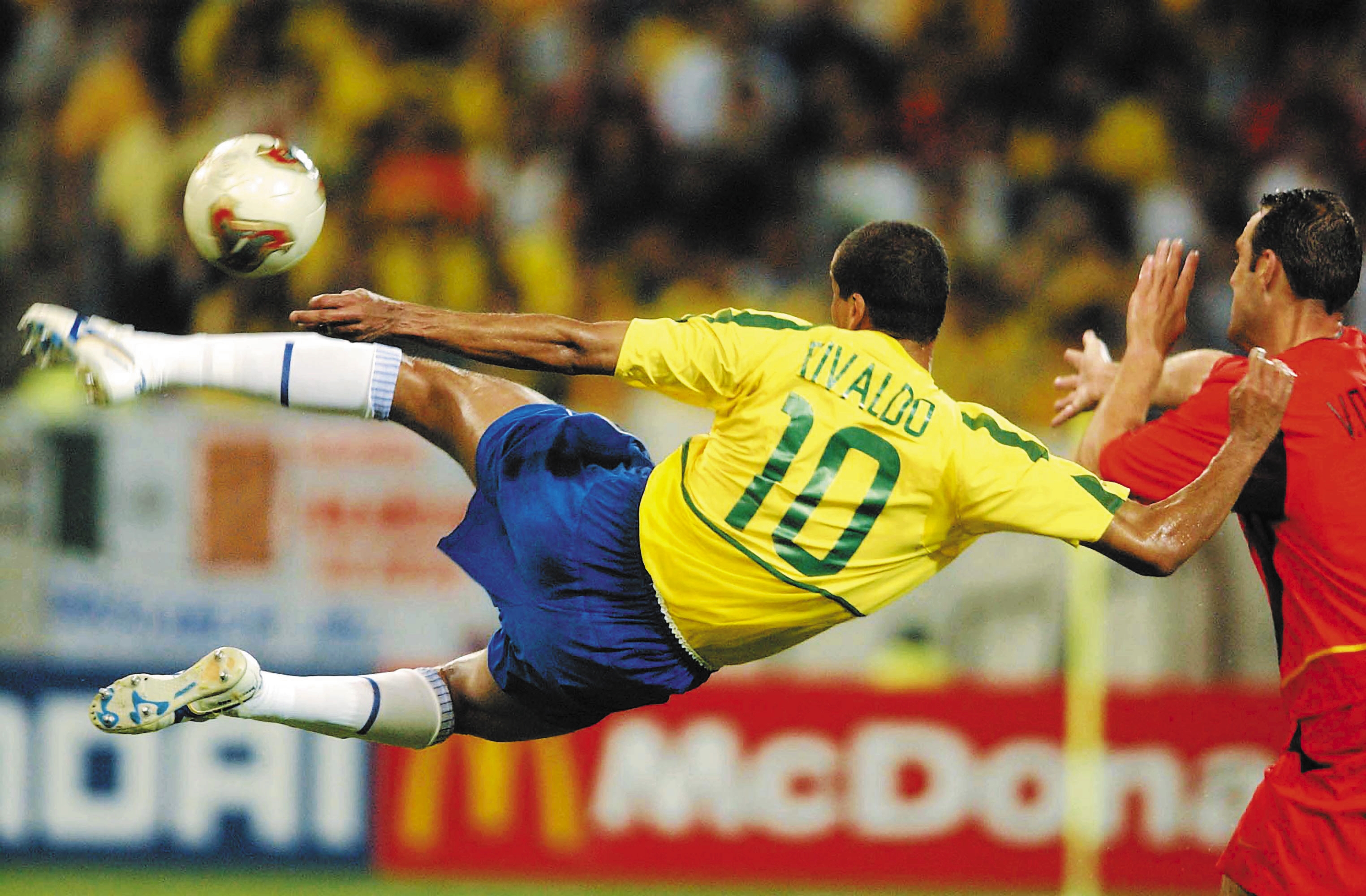 Rivaldo, do Brasil, disputando lance com Yves Vanderhaeghe, da Bélgica, durante jogo das oitavas-de-final da Copa do Mundo de Futebol, no Estádio de Kobe.