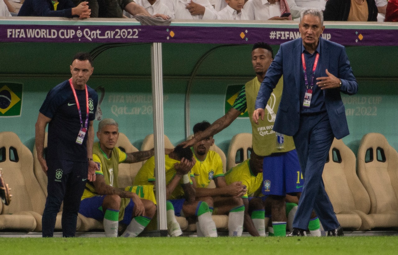 Neymar é consolado pelos companheiros no banco de reservas -