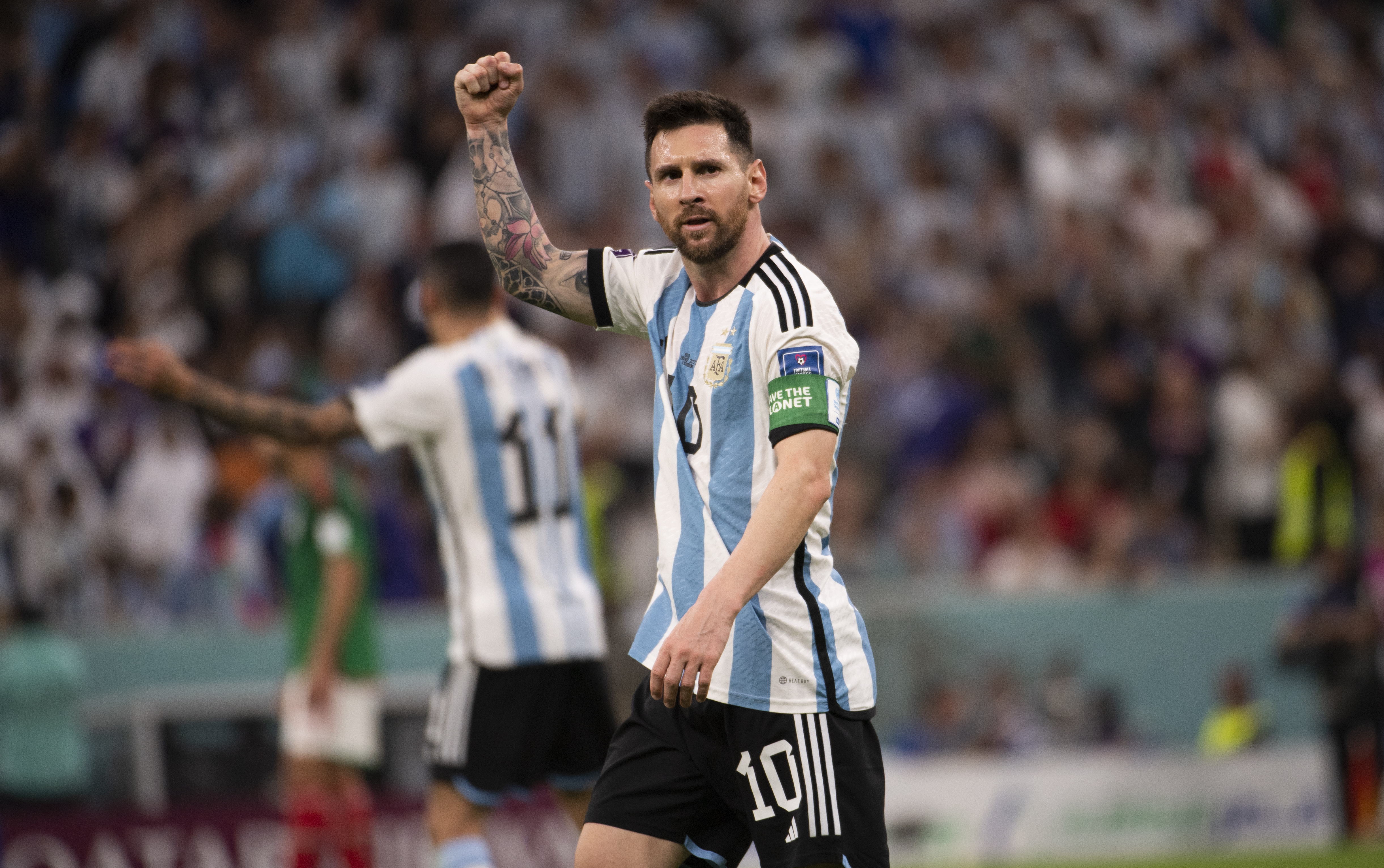 Lionel Messi comemorando gol na partida contra o México -