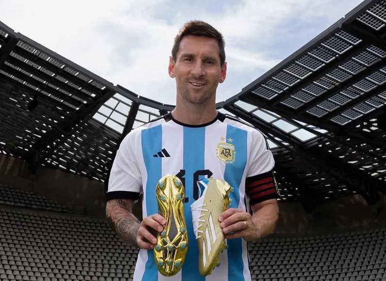 Messi posa com chuteiras douradas que usará na Copa; confira as fotos