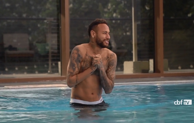 Neymar na piscina do hotel da seleção
