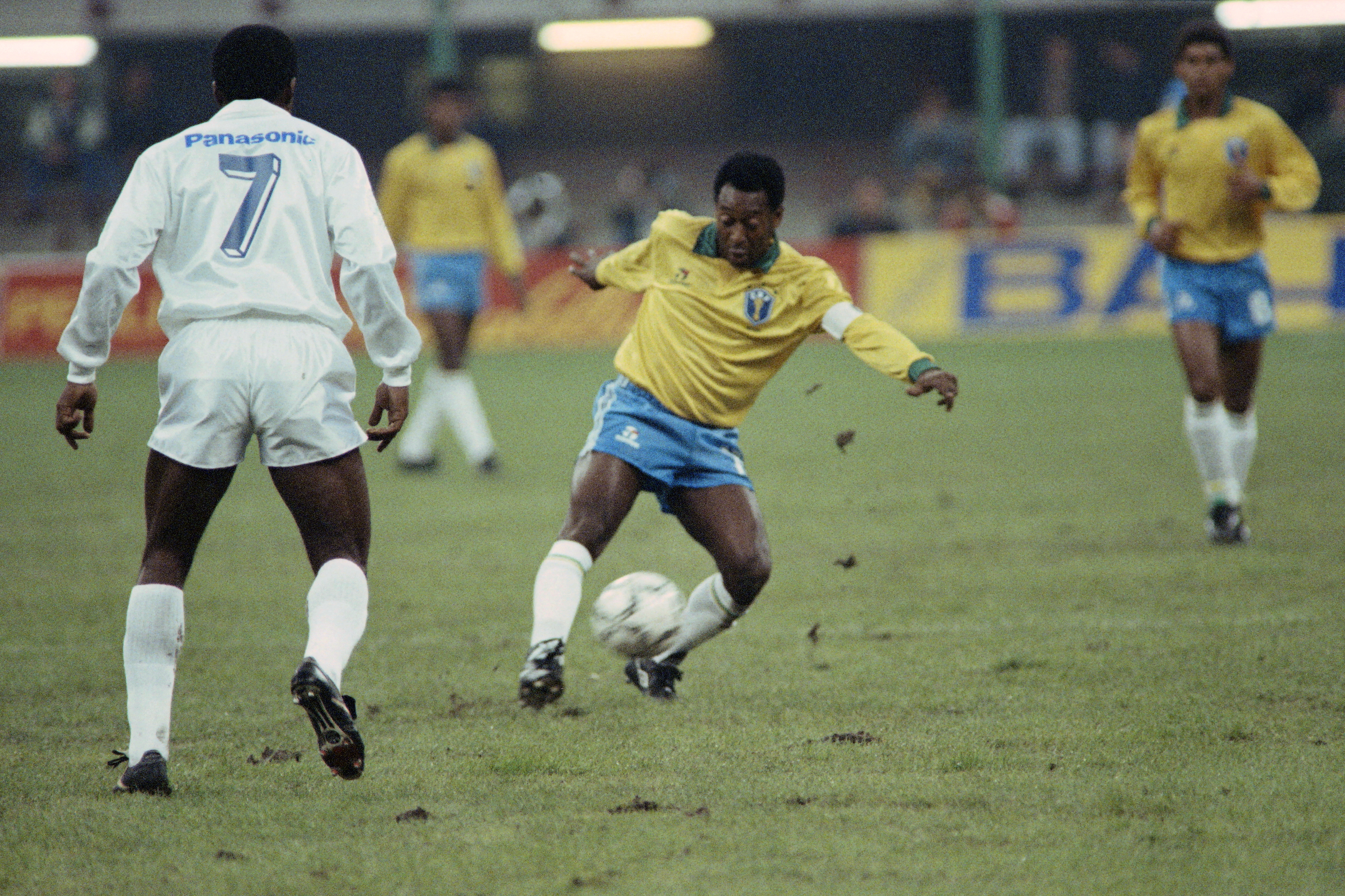 O aniversário de 50 anos de Pelé em Milão, na Itália, em 1990 O aniversário de 50 anos de Pelé em Milão, na Itália, em 1990
