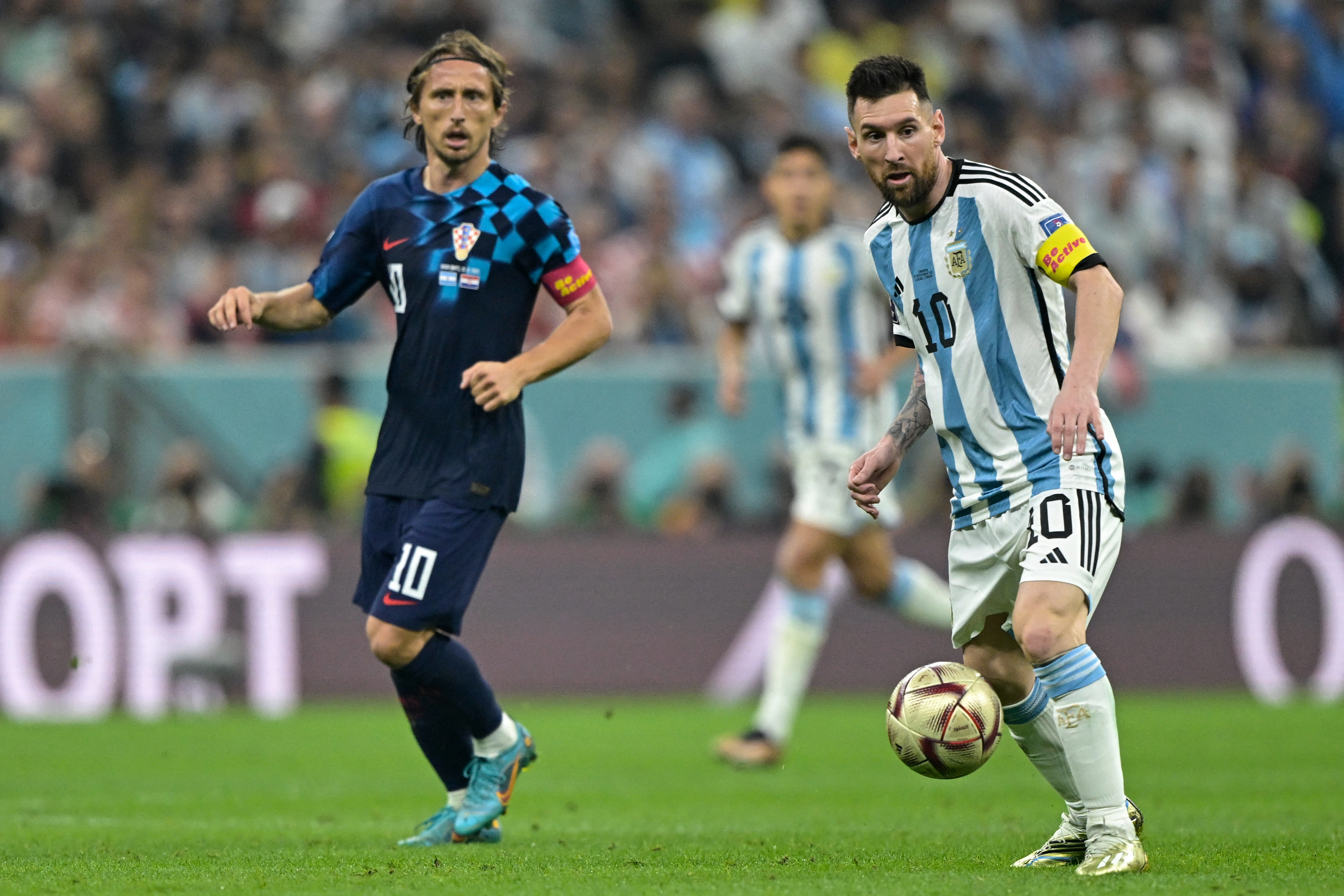 O dono da bola: Messi passeou em campo na despedida de Modric