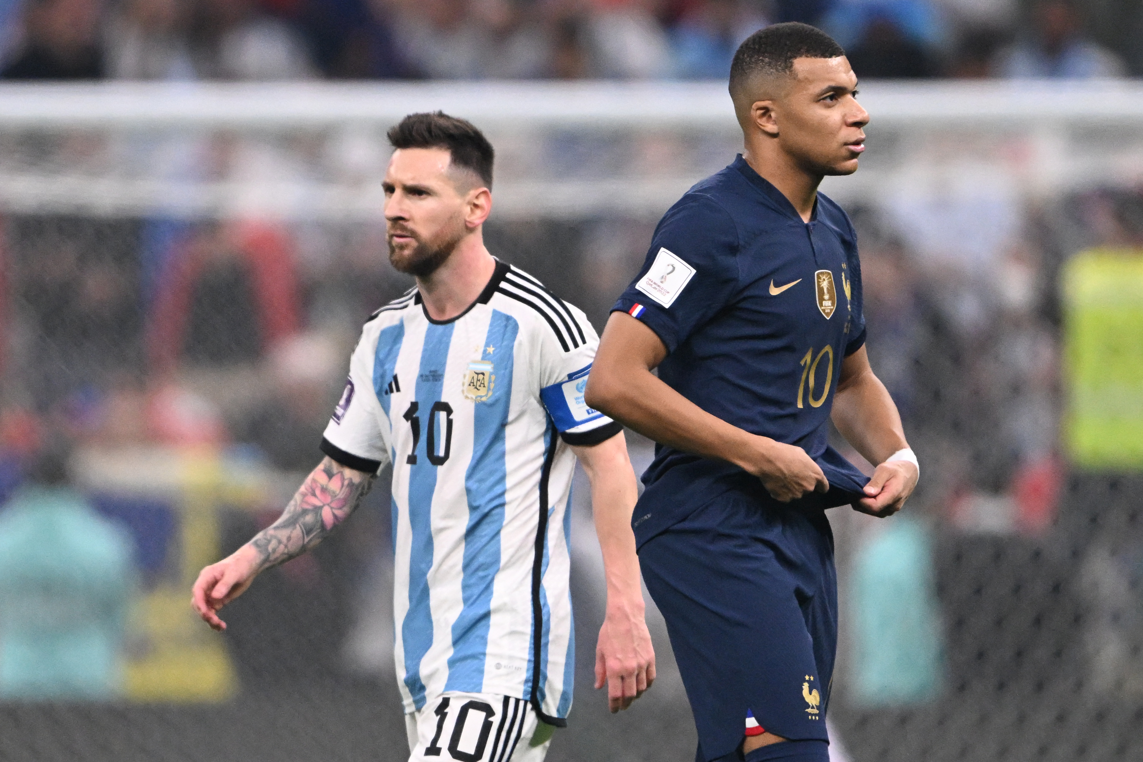 Messi e Mbappé em raro encontro durante a partida entre Argentina e França