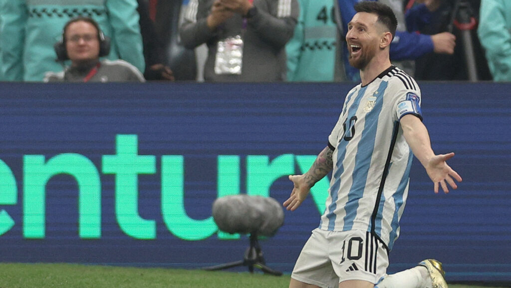 Messi comemora o terceiro gol da Argentina na partida -