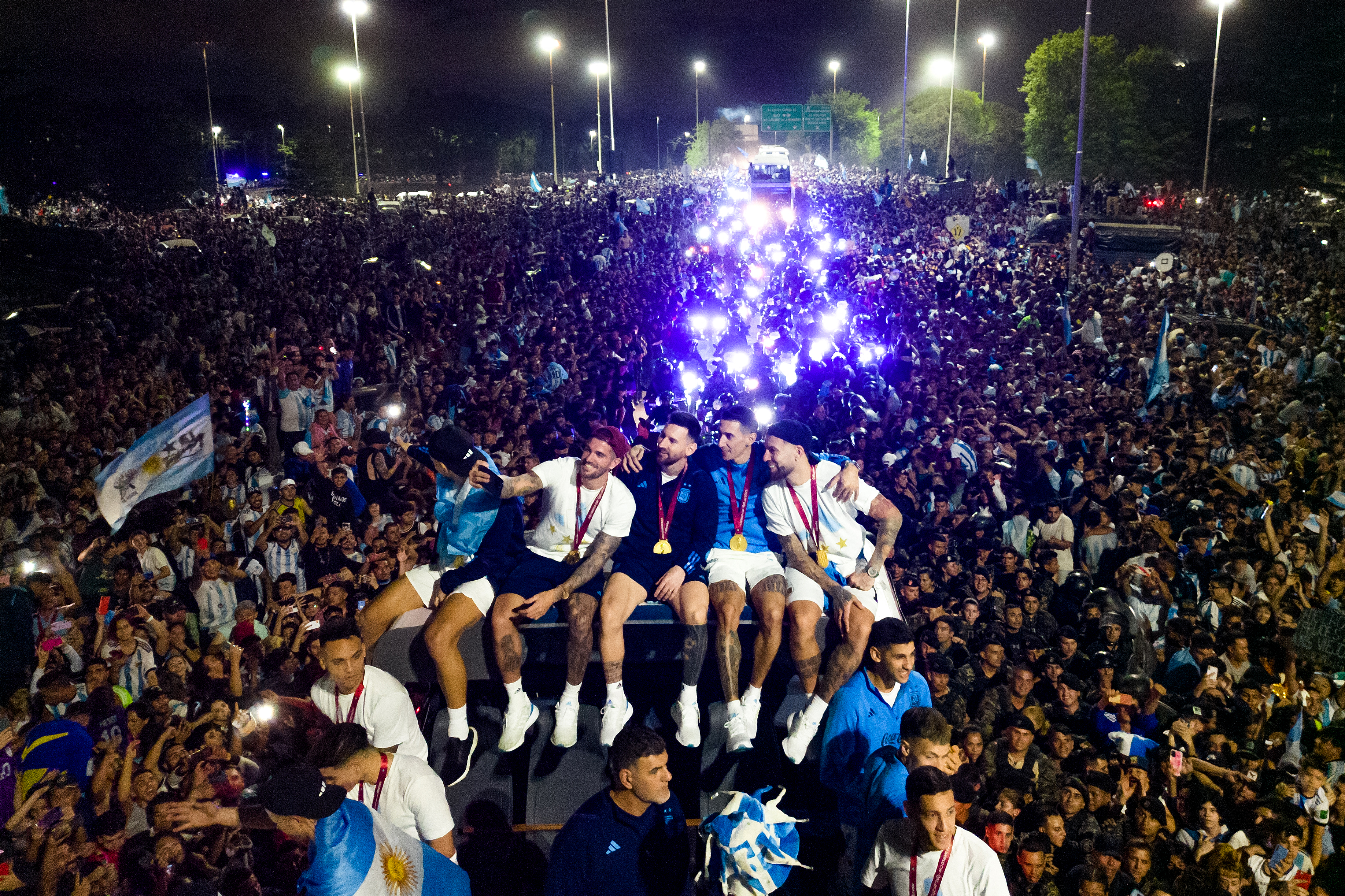 Jogadores da Argentina são recebidos por multidão em Buenos Aires