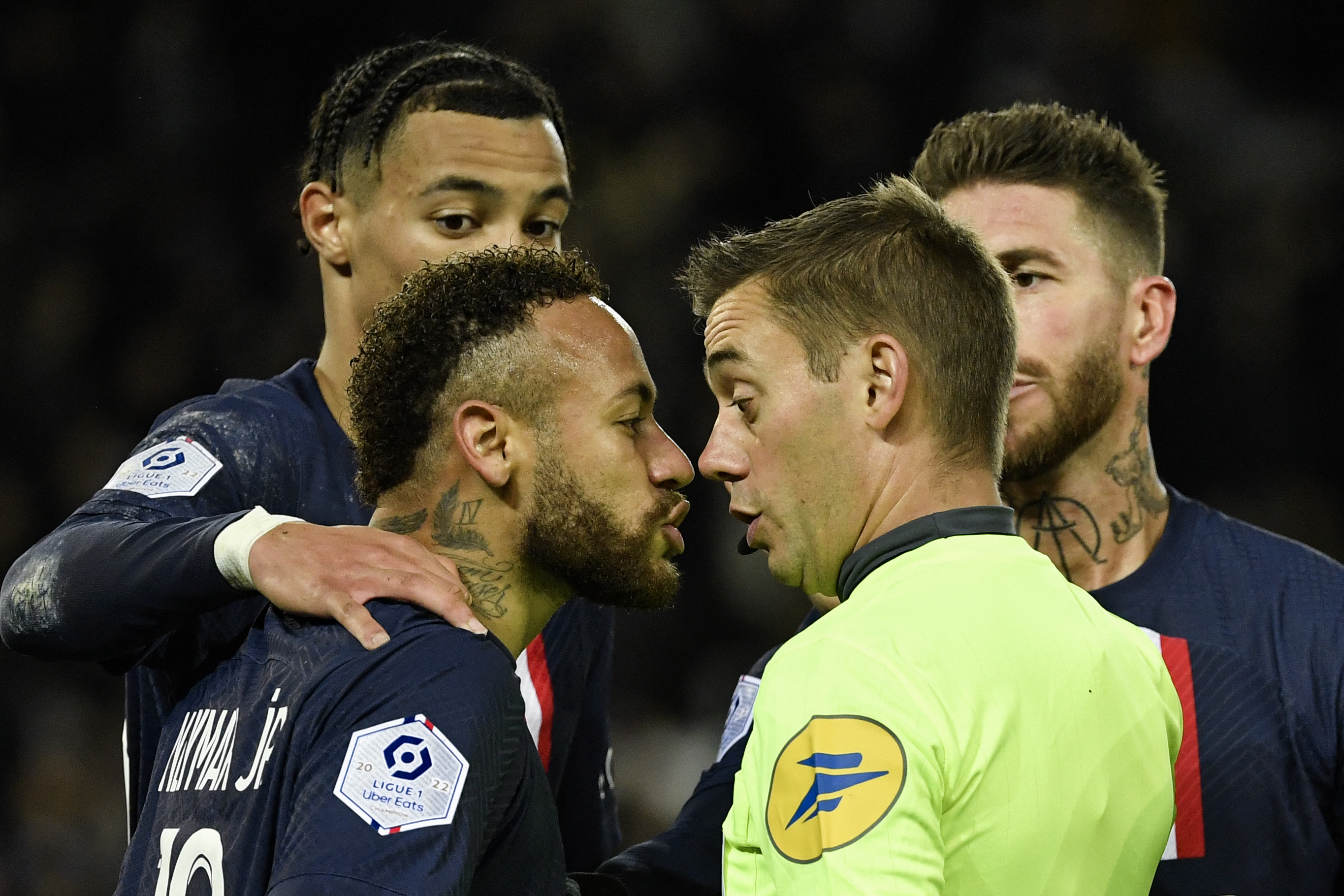 Neymar é expulso em 1º jogo após a Copa, e PSG vence Strasbourg no fim