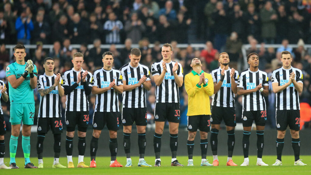 Jogadores do Newcastle fazem homenagem a Pelé antes da partida diante do Leeds