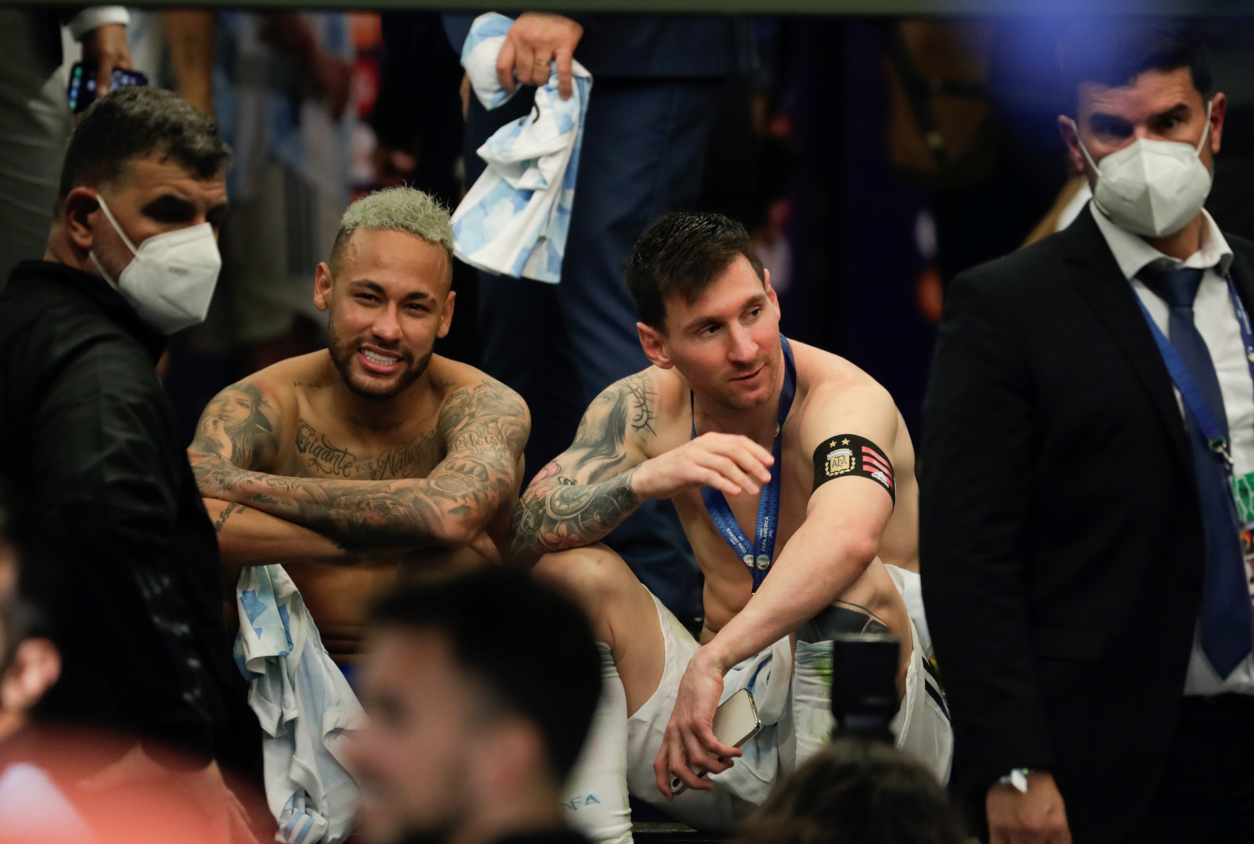 AME1578. RÍO DE JANEIRO (BRASIL), 10/07/2021.- Lionel Messi (d) de Argentina habla con Neymar de Brasil hoy, tras la final de la Copa América entre Argentina y Brasil en el estadio Maracana en Río de Janeiro (Brasil). EFE/ANTONIO LACERDA