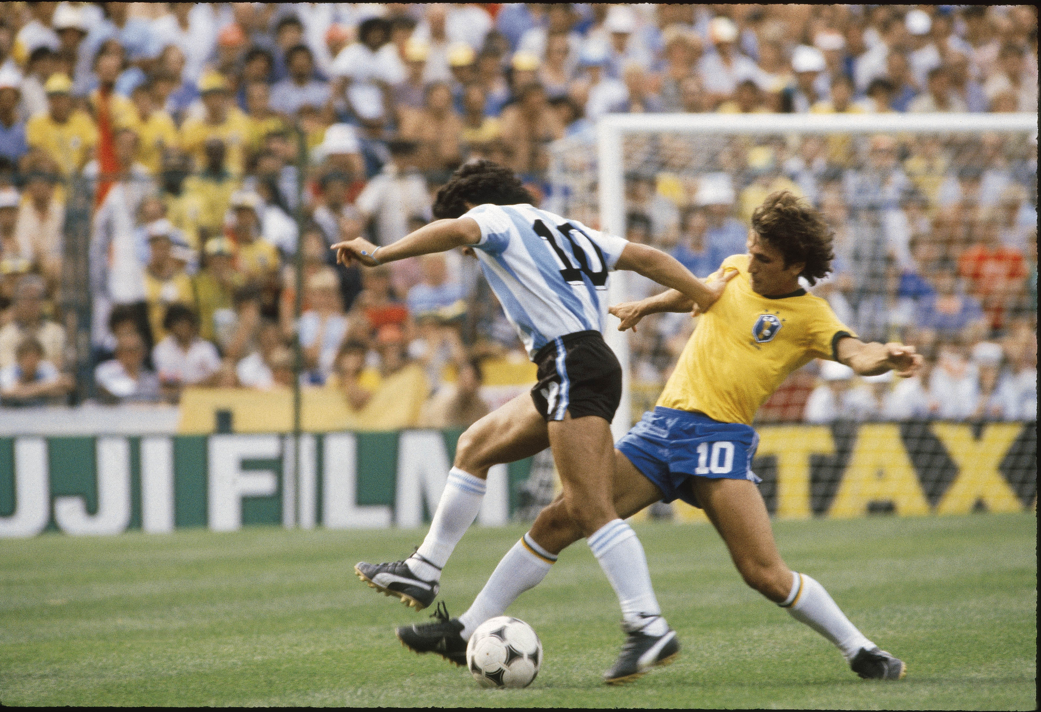 Diego Maradona, da Argentina, disputando lance com Zico, do Brasil, durante jogo da Copa do Mundo de 1982, no Estádio Sarriá -