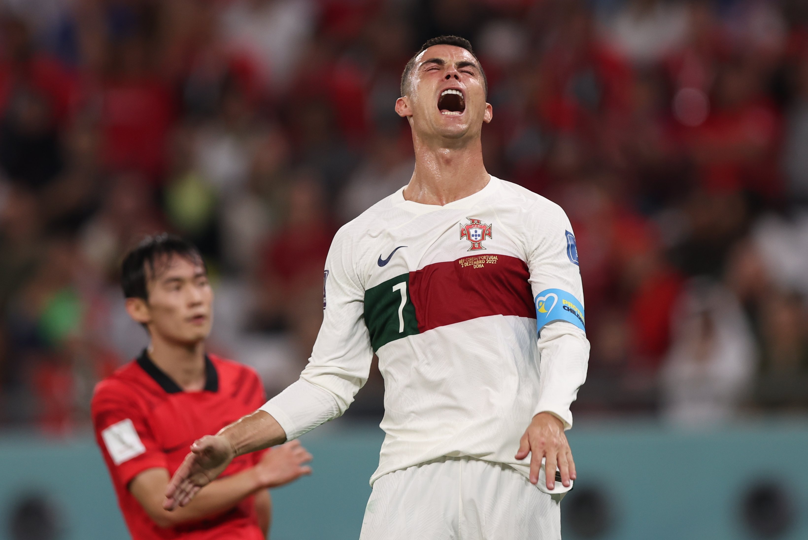 Cristiano Ronaldo se irrita ao ser substituído e solta palavrão