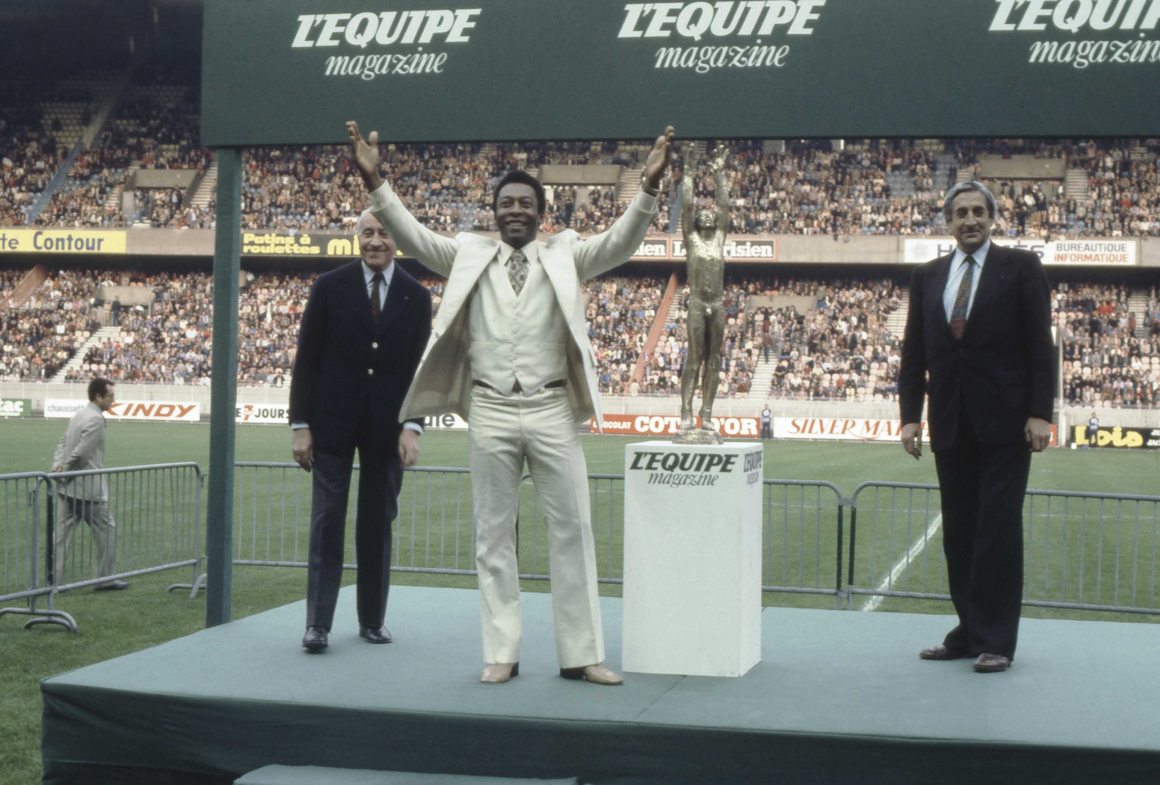 Pelé recebendo o troféu Atleta do Século, do jornal L´Equipe. Pelé recebendo o troféu Atleta do Século, do jornal L´Equipe.