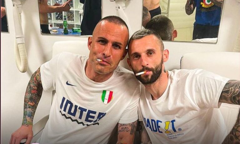Marcelo Brozovic, à direita, apareceu fumando um cigarro ao lado do goleiro Alex Cordaz após o título da Inter de Milão na Copa Itália deste ano -