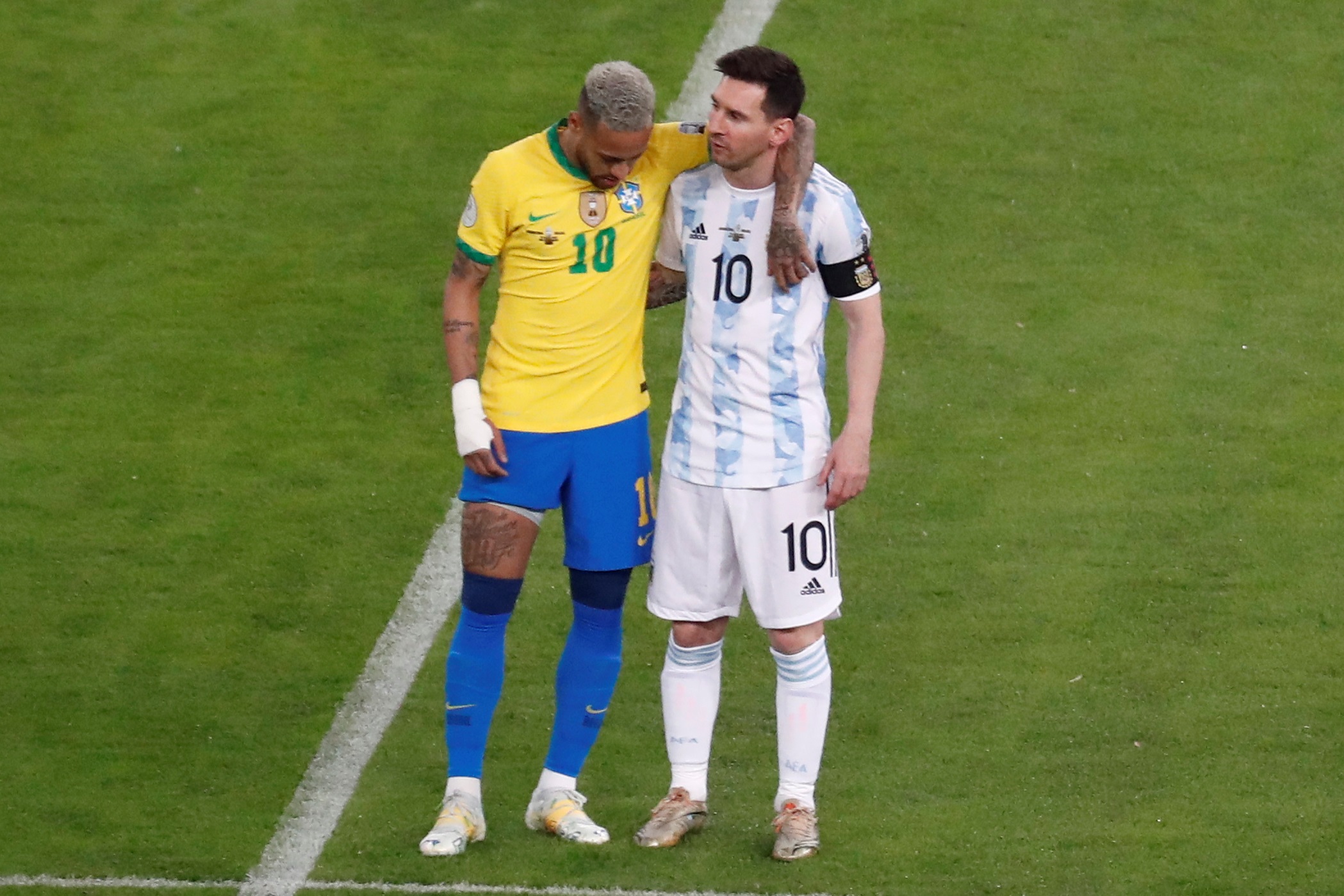 Fãs do Brasil botam imagem gigante de Neymar na frente de Messi na