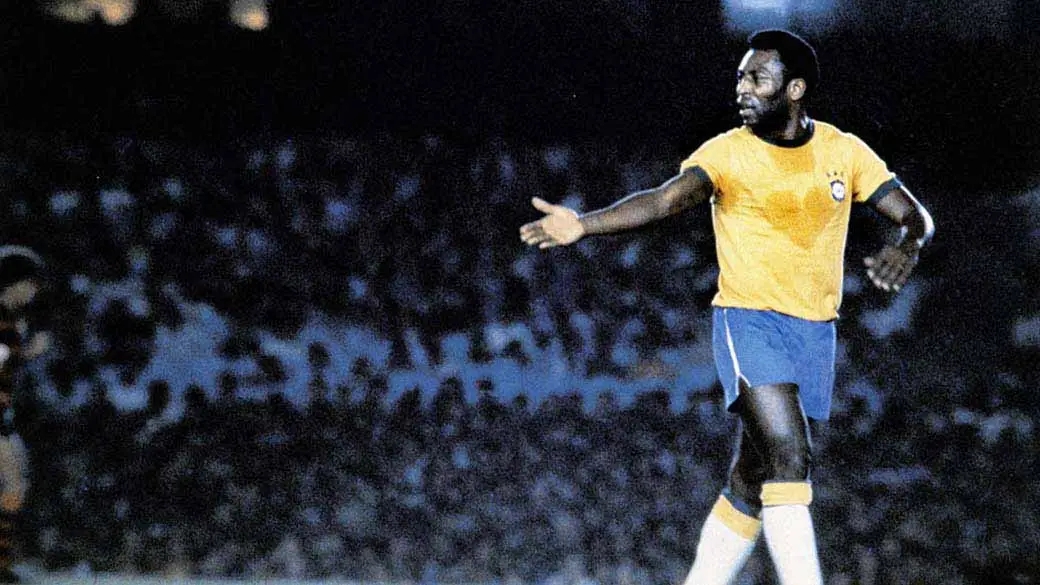 Pelé e a famosa foto do coração de suor, em jogo contra a Iugoslávia, em 18 de julho de 1971