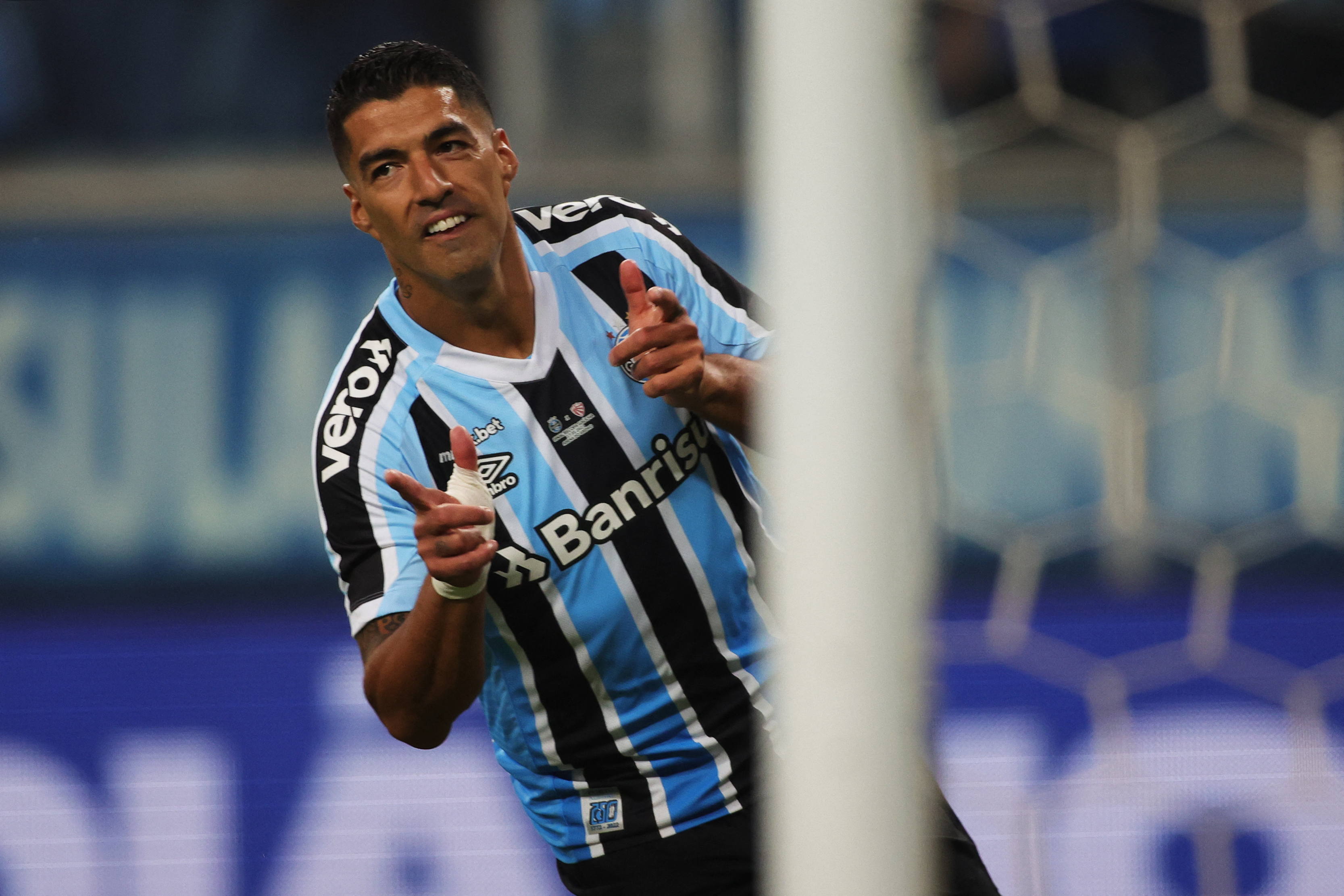 Com três de Suárez, Grêmio goleia São Luiz e ergue a Recopa Gaúcha