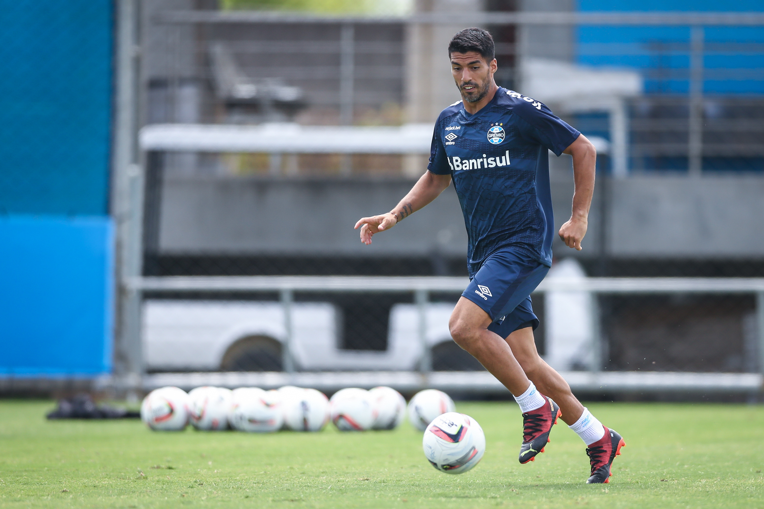 Suárez é registrado no Grêmio, e Renato confirma estreia na Recopa