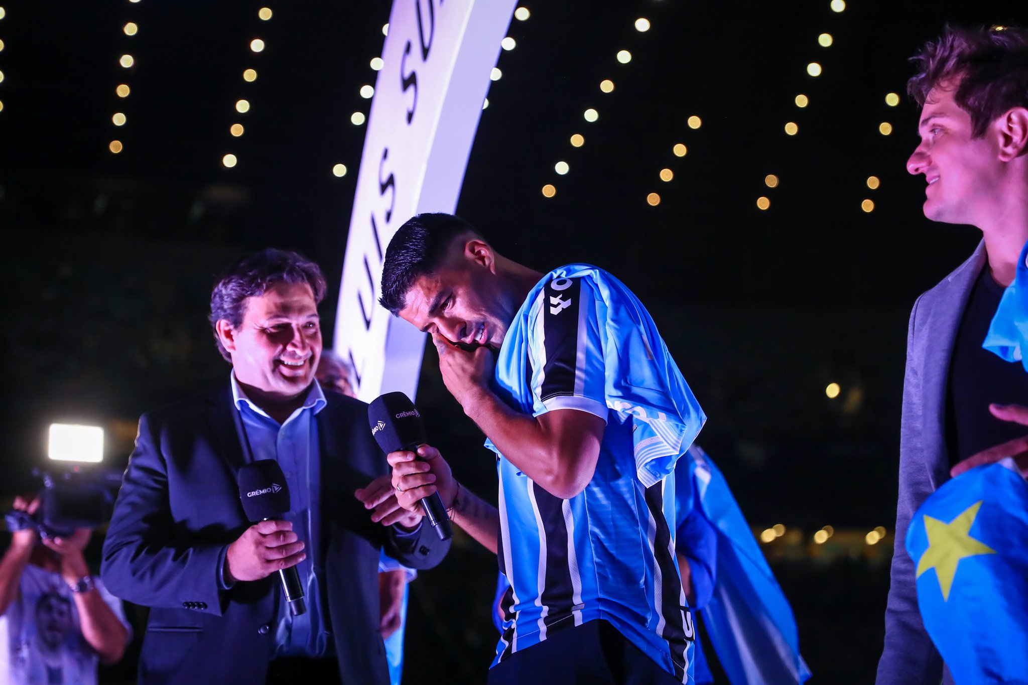 Arena cheia, vídeo de Neymar e emoção: a apresentação de Suárez no Grêmio