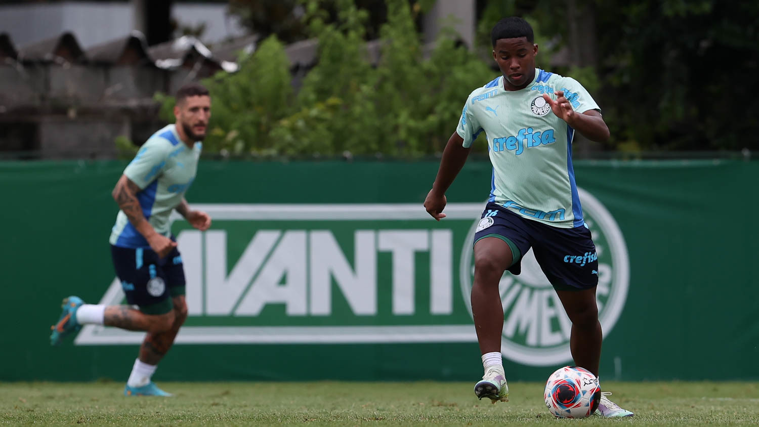 Negociado com o Real Madrid, Endrick inicia a temporada em alta -