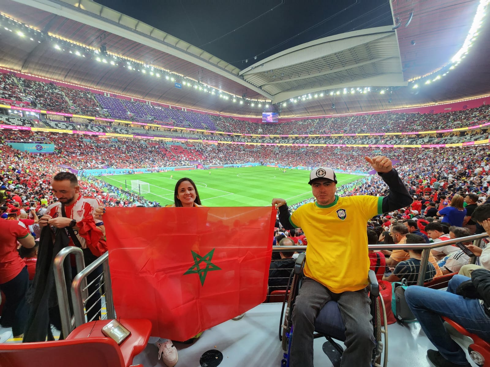 Cadeirante viaja para conhecer 159 estádios e levar voz da acessibilidade