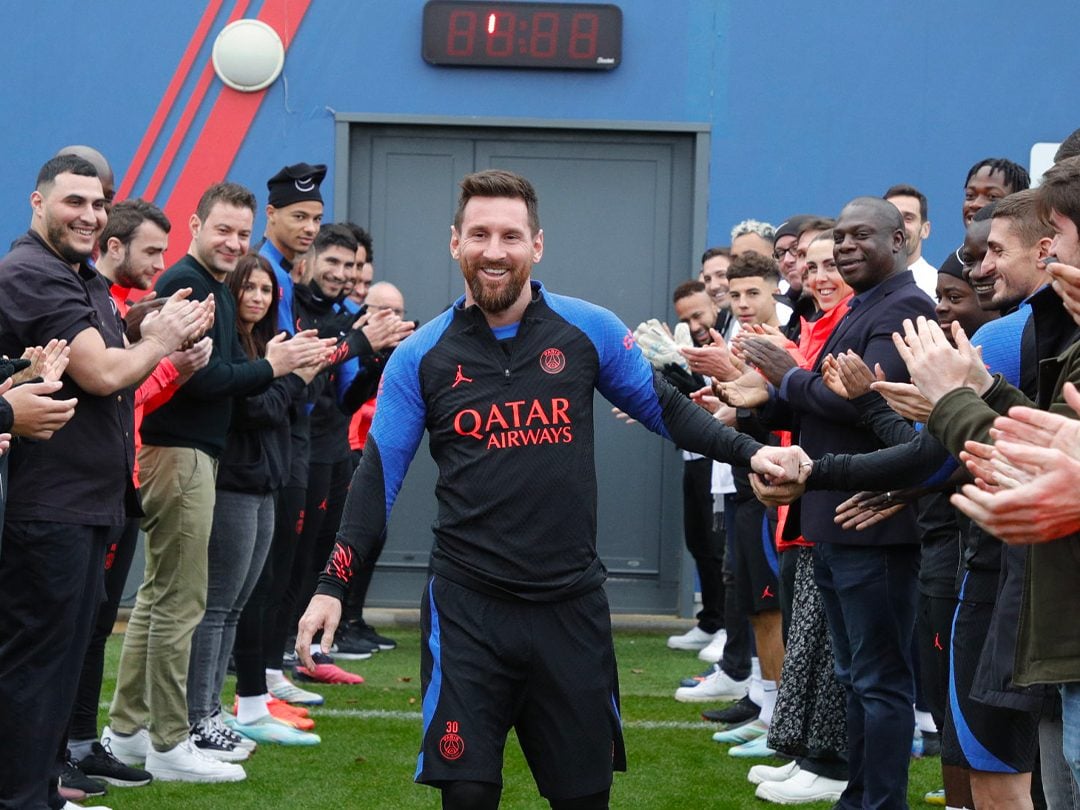 Messi recebe homenagens por título mundial na volta ao PSG