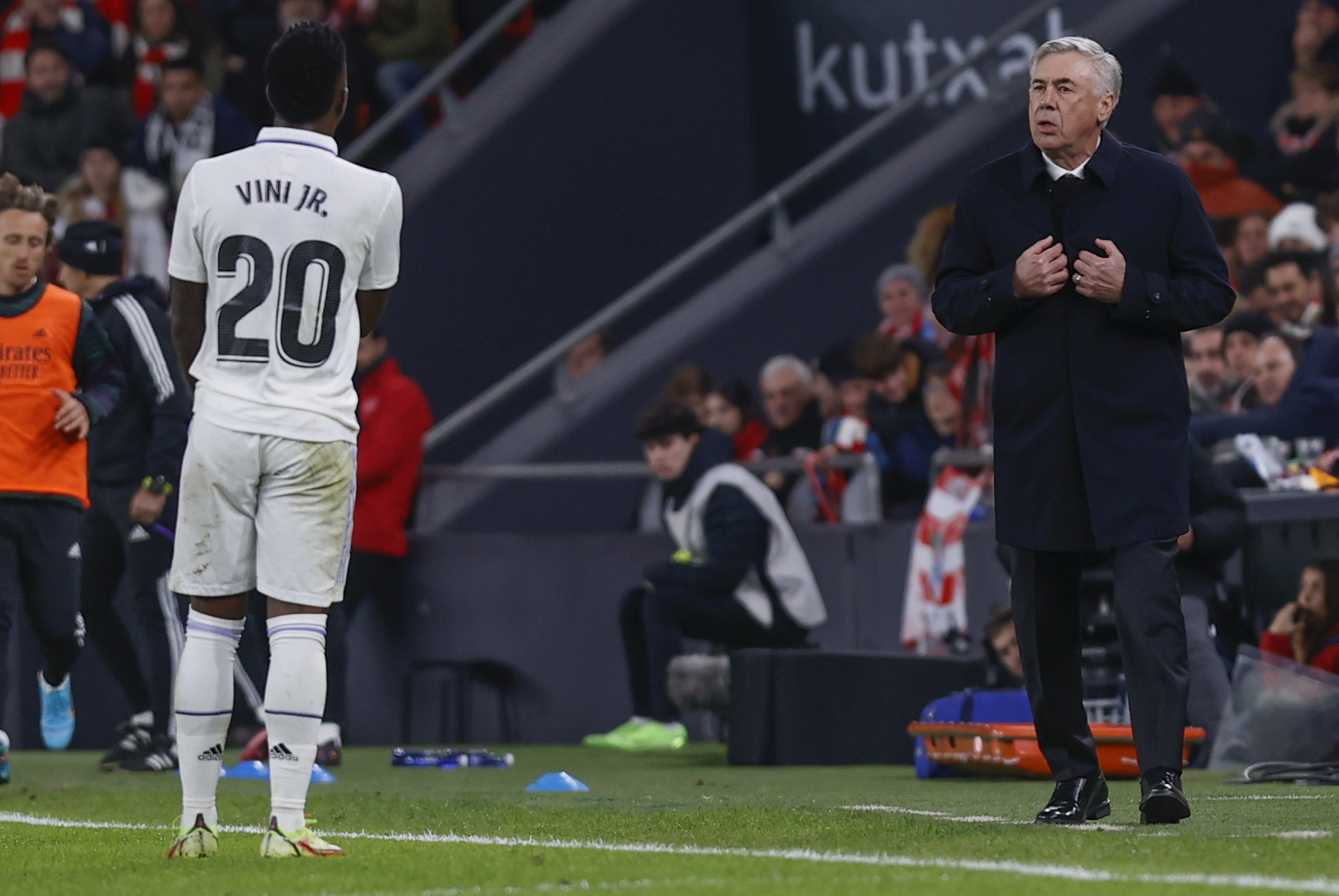 Vinicius Jr sofre com ambiente hostil na Espanha; Ancelotti cobra respeito