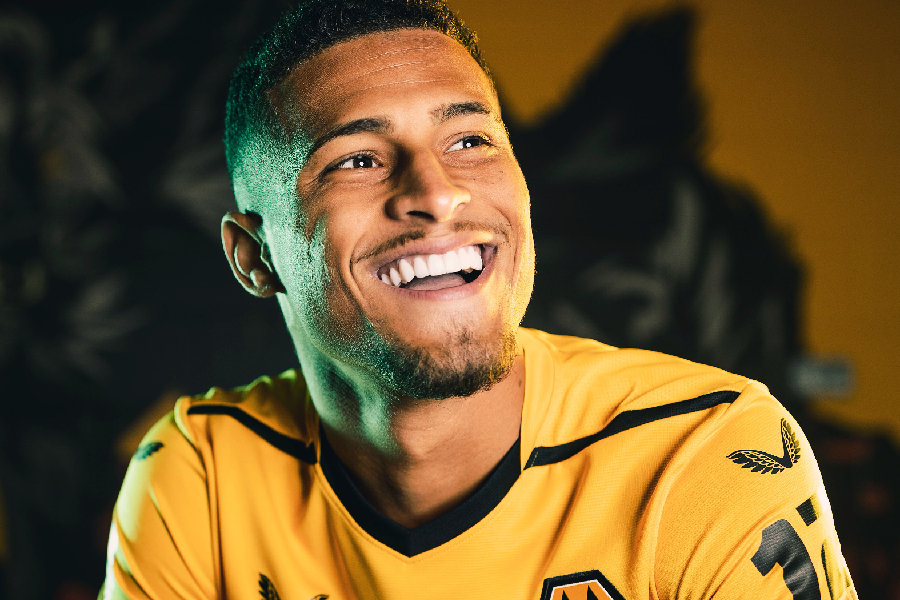 João Gomes, enfim, foi oficializado pelo clube inglês -