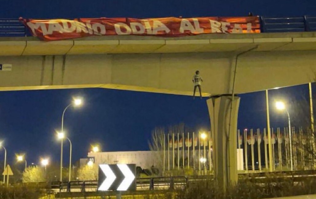 Polícia da Espanha prende acusados de pendurar boneco de Vini Jr em Madri