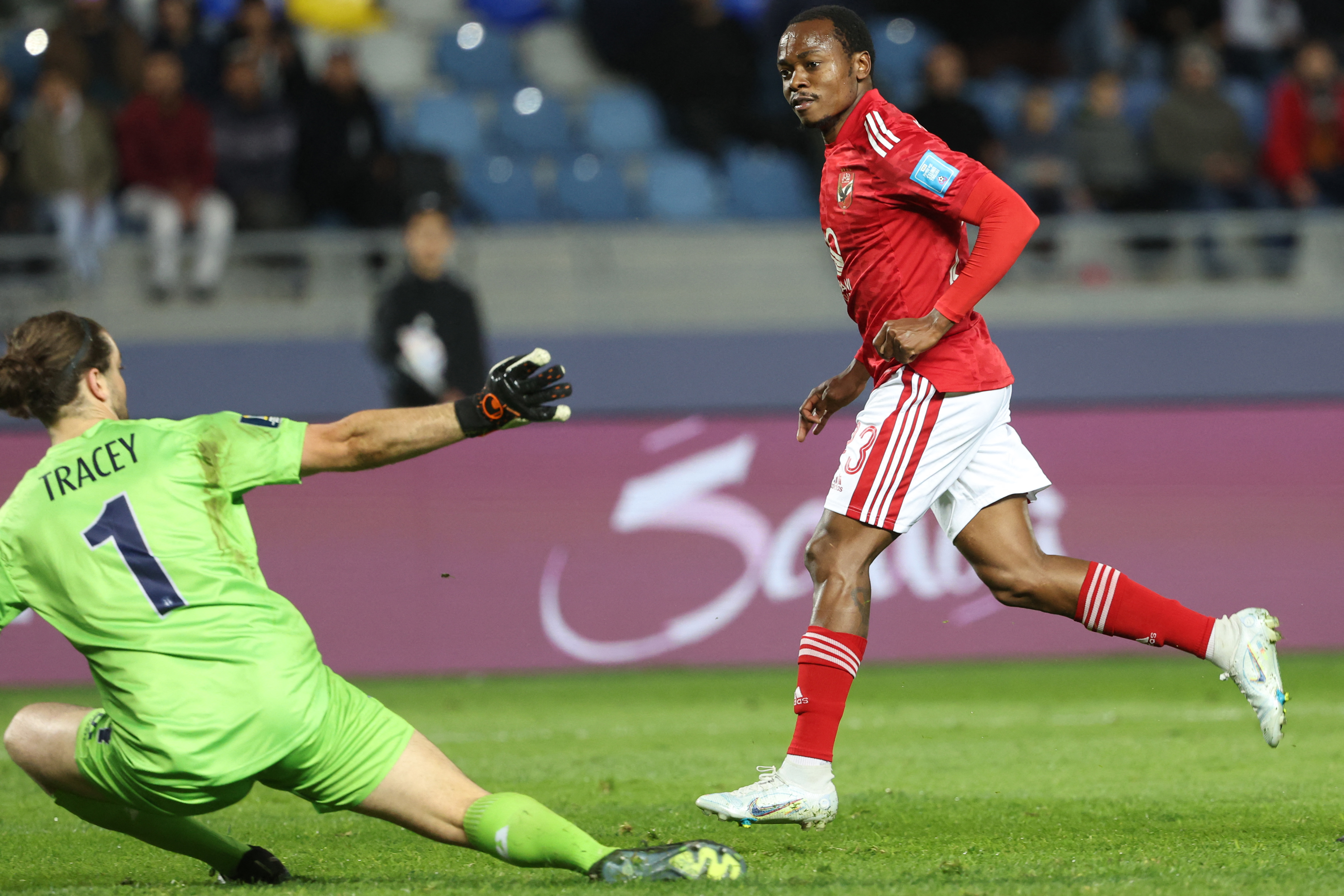 Percy Tau comemora o gol da equipe egípcia sobre o Auckland City no Mundial de Clubes