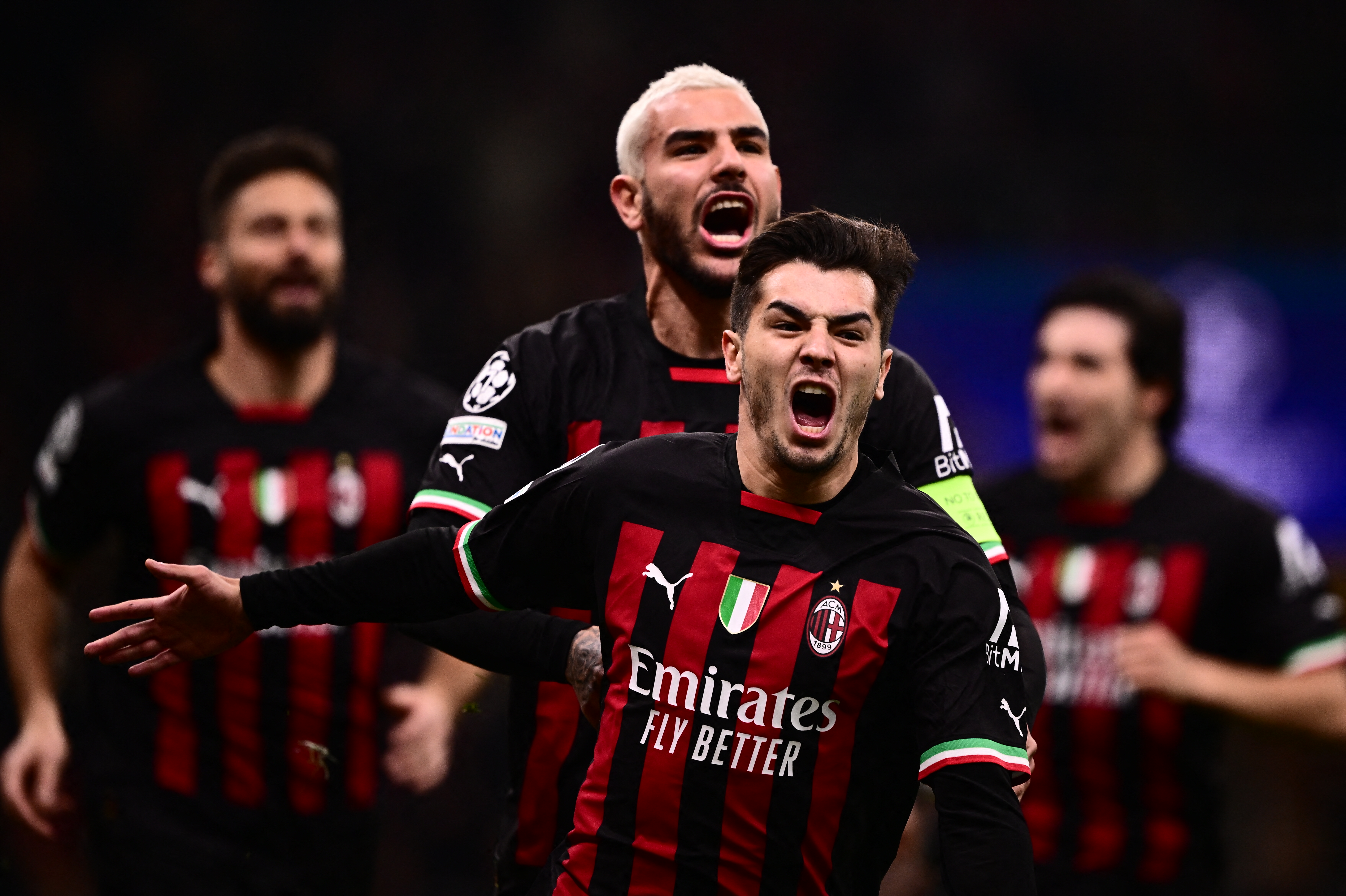 Inter amassa o Milan no primeiro tempo e larga na frente nas semifinais da  Champions - Folha PE