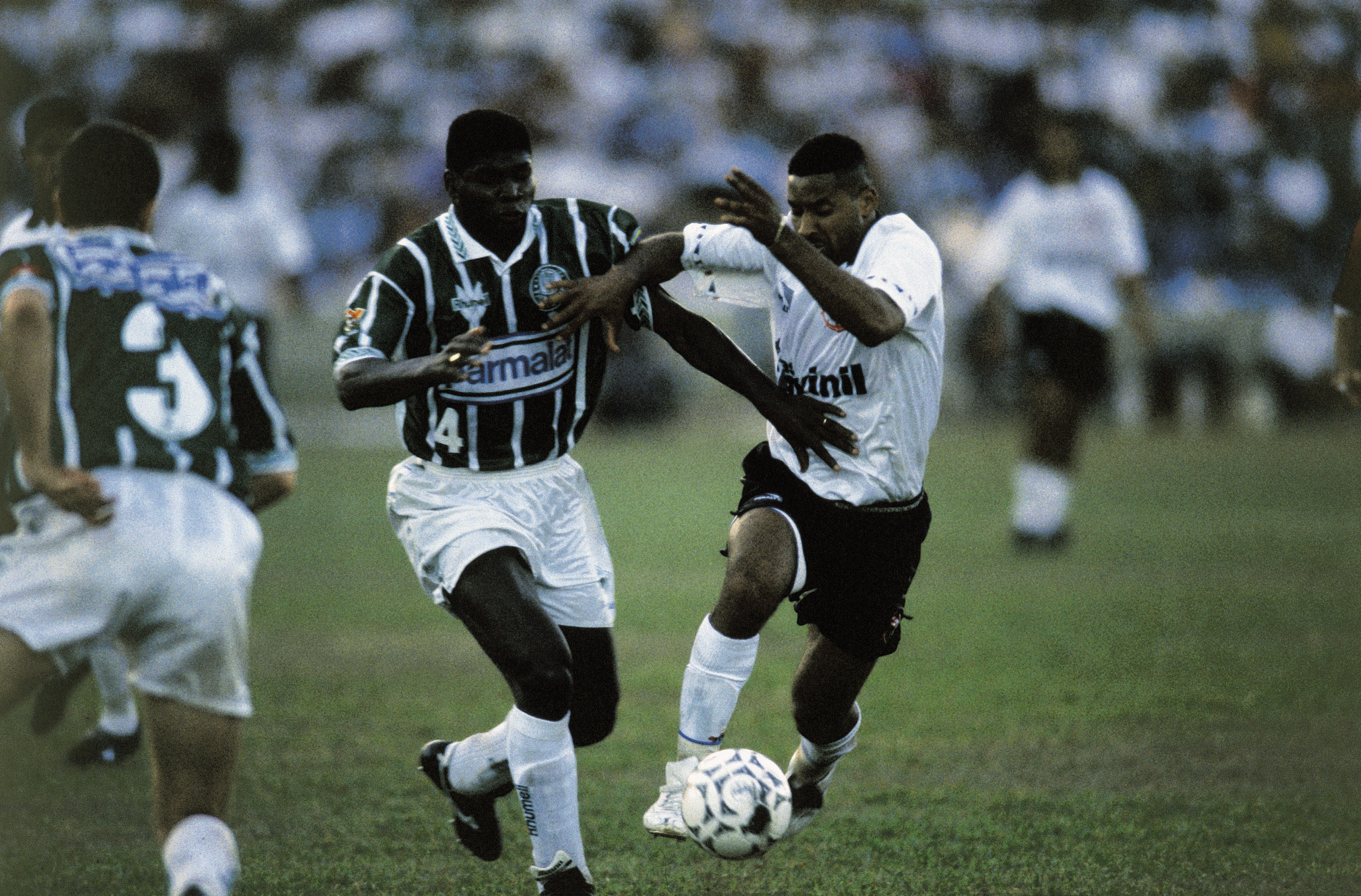 Cléber, do Palmeiras, disputando lance com Viola, do Corinthians, durante o primeiro jogo da final do Campeonato Paulista de Futebol, no Estádio Santa Cruz, em 1995 -