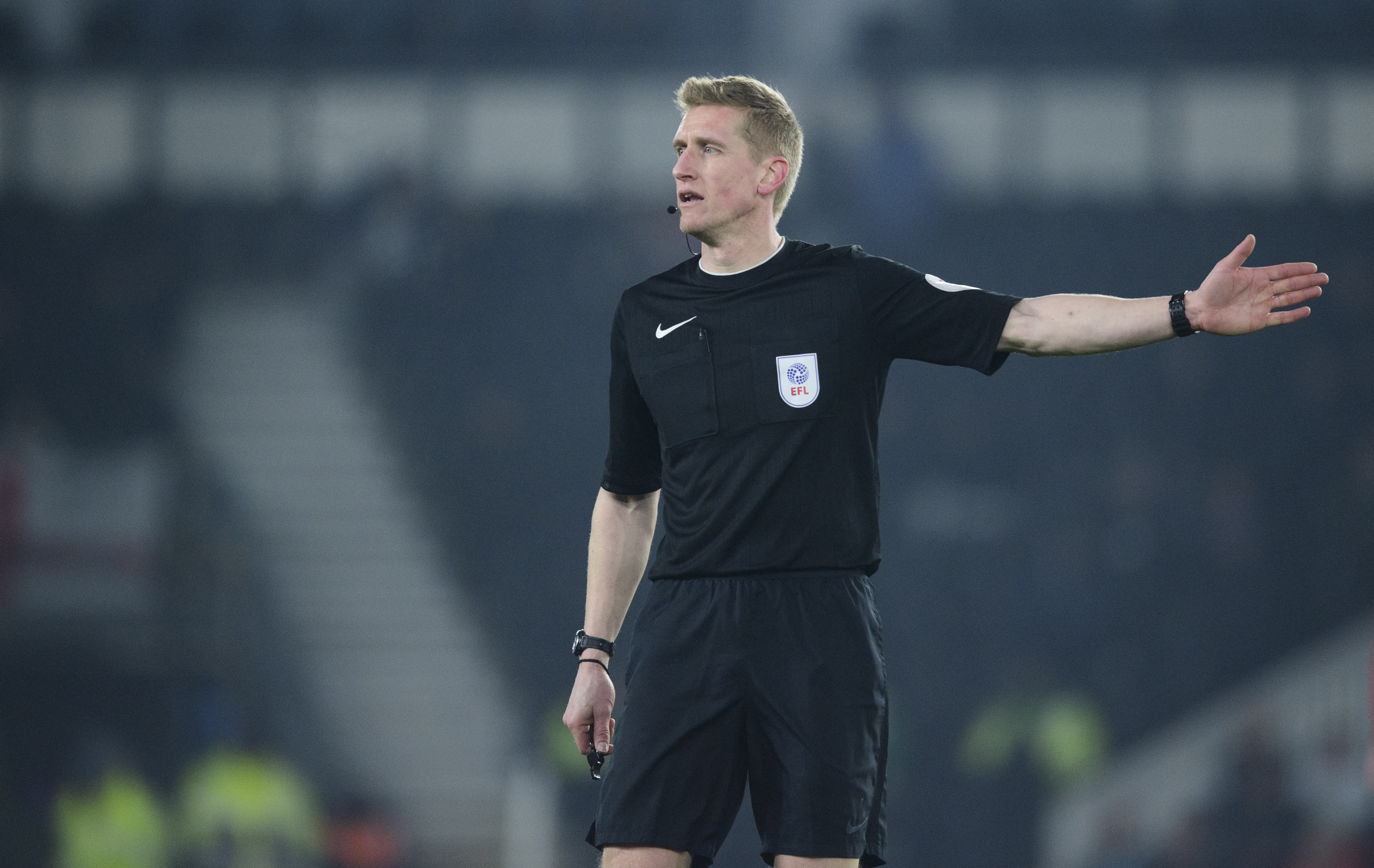 Inglaterra testará câmeras corporais em árbitros de futebol