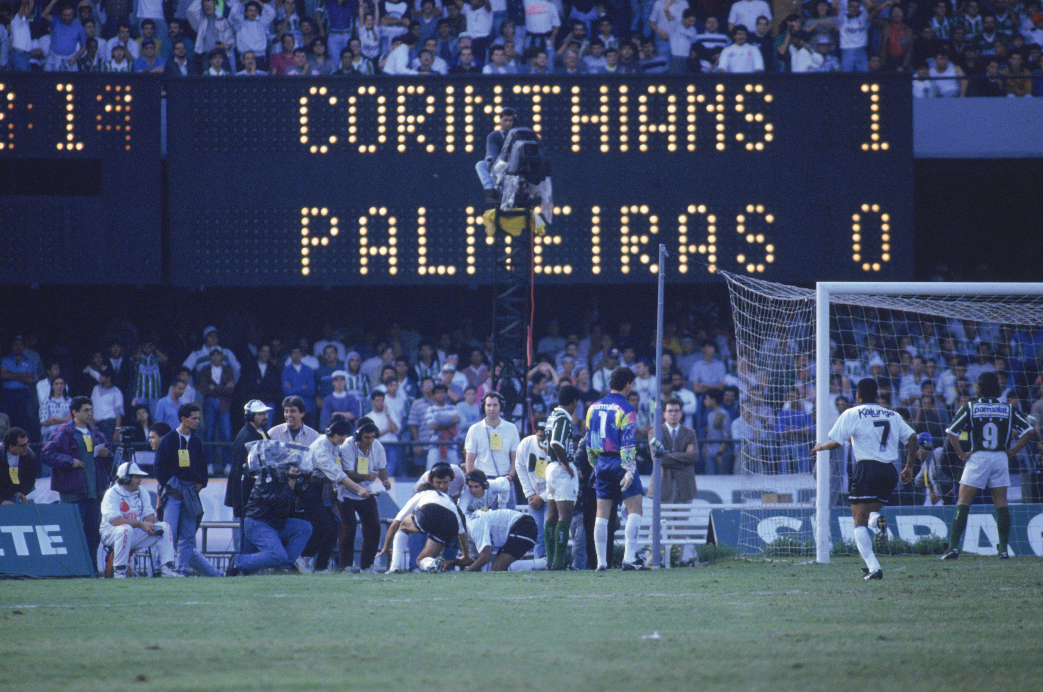 Jogadores do Corinthians comemorando o gol feito por Viola, no jogo Corinthians contra Palmeiras, pelo Campeonato Paulista, em 1993 -