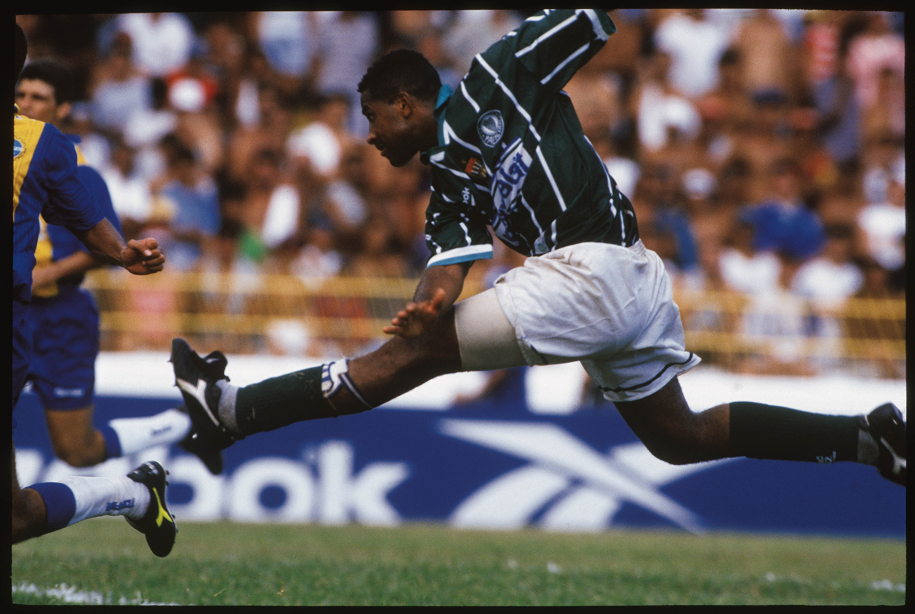 Viola, do Palmeiras, durante jogo contra o São José, pelo Campeonato Paulista de Futebol, no Estádio Martins Pereira, em 1997 -