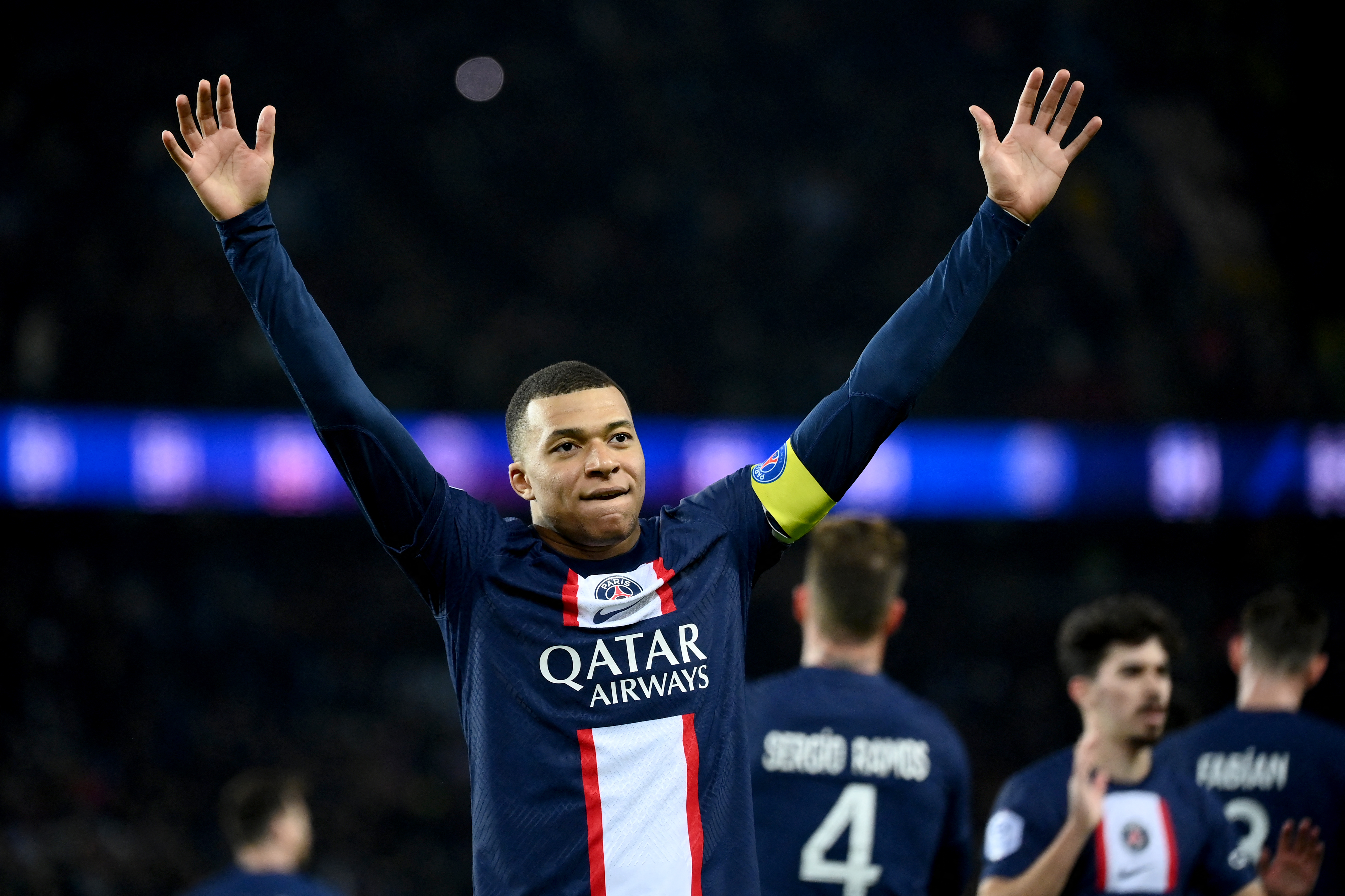 Mbappé e Messi fazem história em nova vitória do Paris Saint-Germain