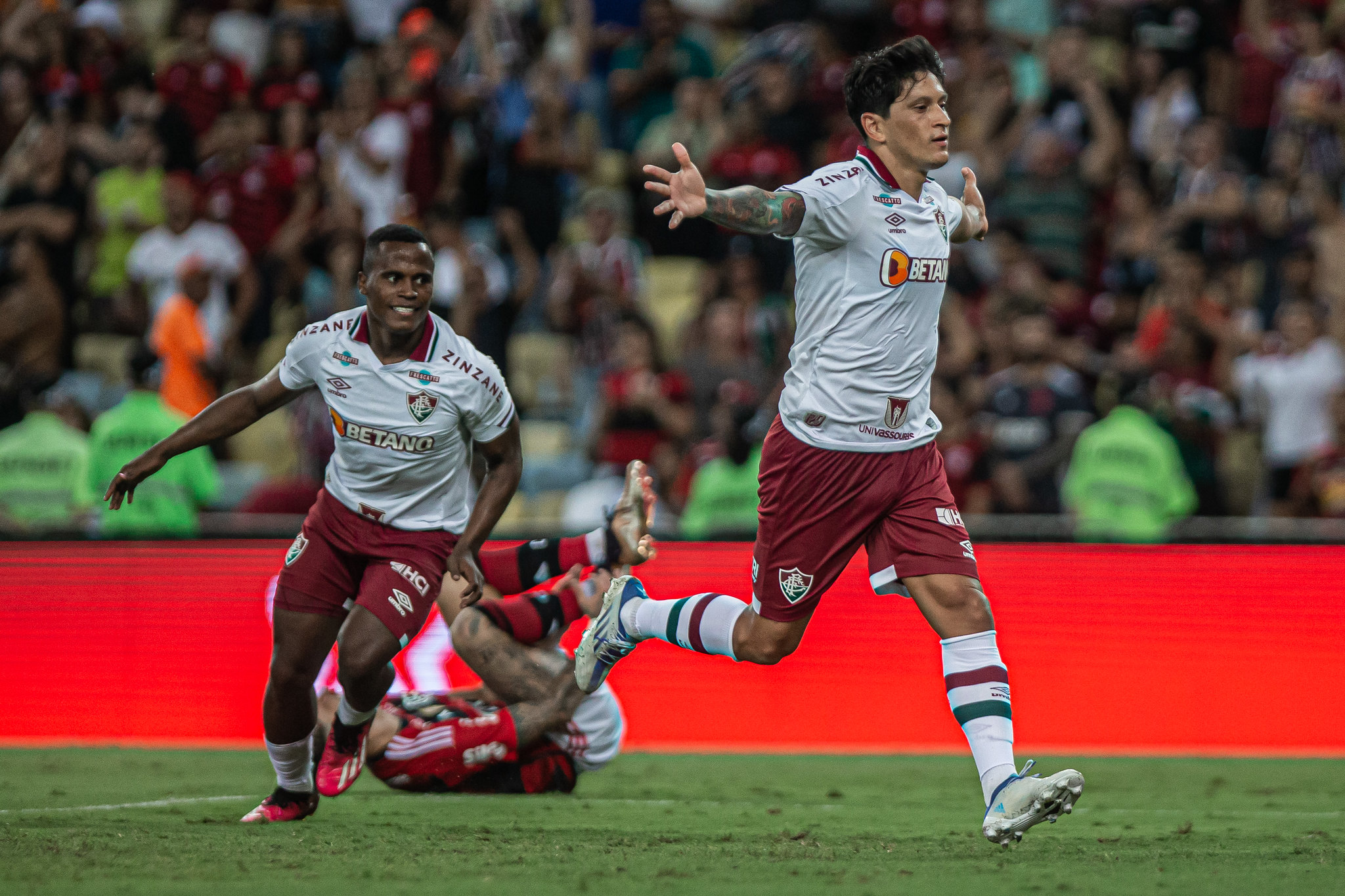 Cano comemora gol do Fluminense no Fla-Flu