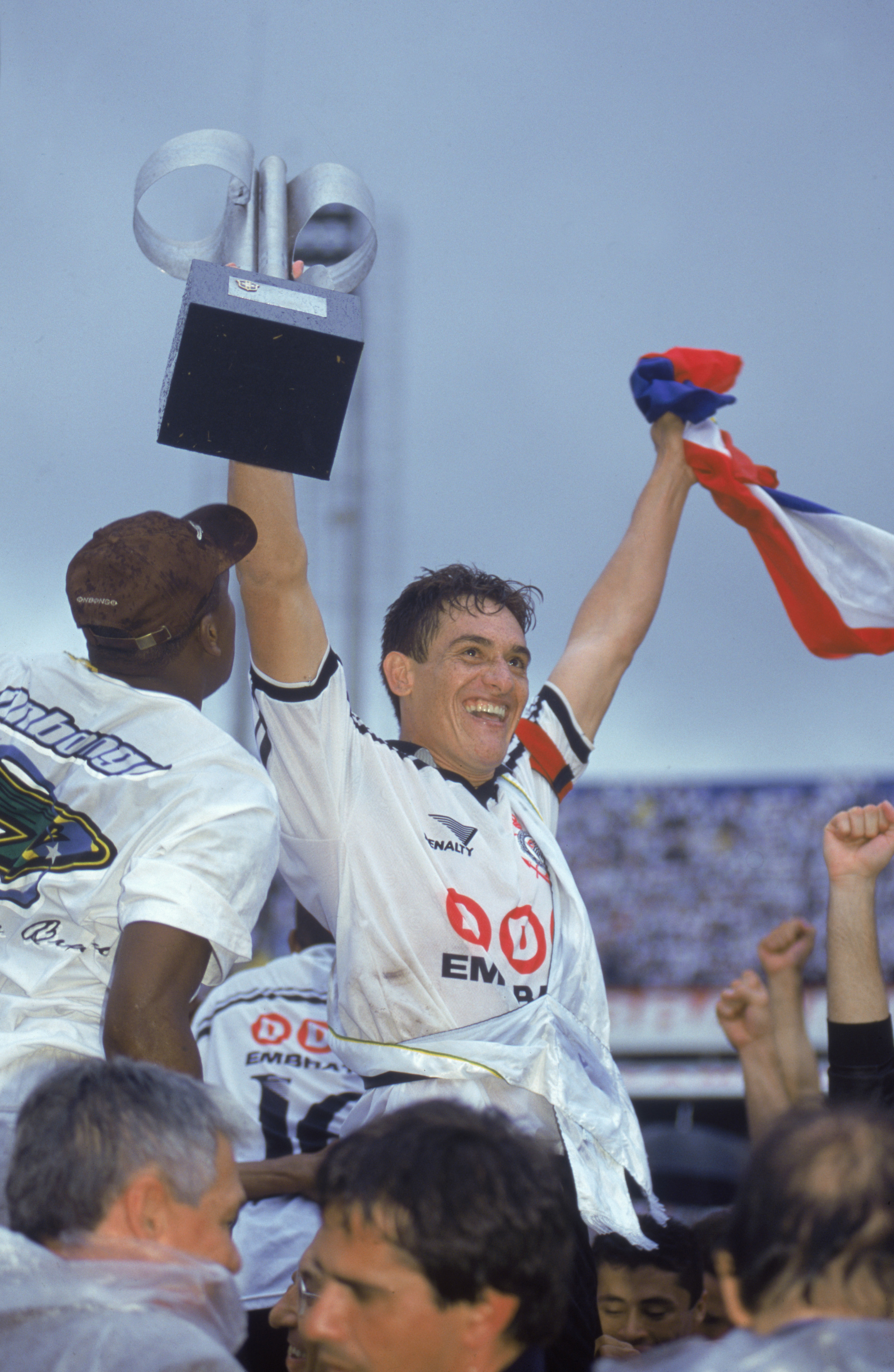 Gamarra, do Corinthians, comemorando a conquista do Campeonato Brasileiro, contra o Cruzeiro, no Estádio do Morumbi.