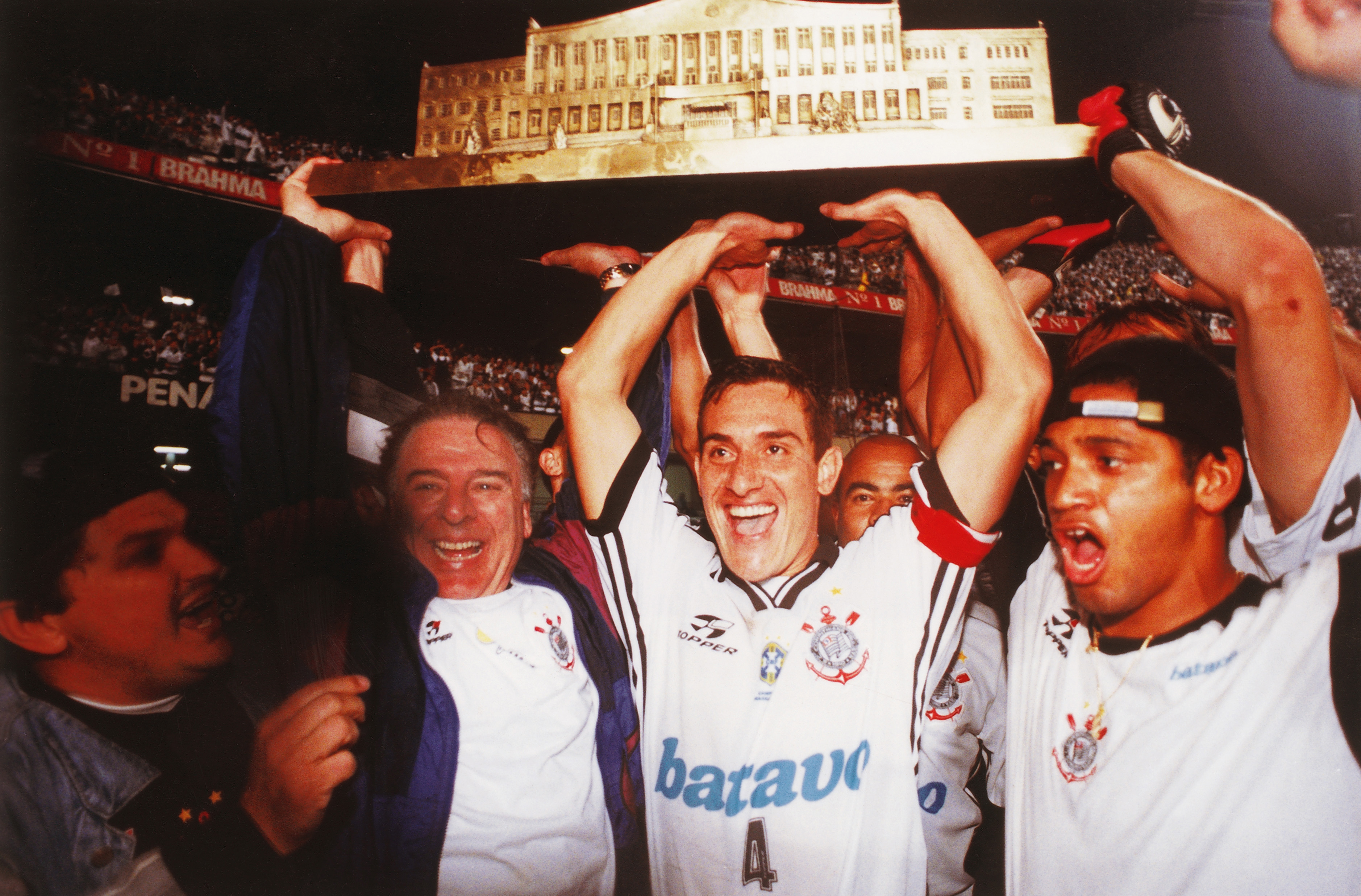 Gamarra, do Corinthians, comemorando a conquista do Campeonato Paulista, contra o Palmeiras, no Estádio do Morumbi.