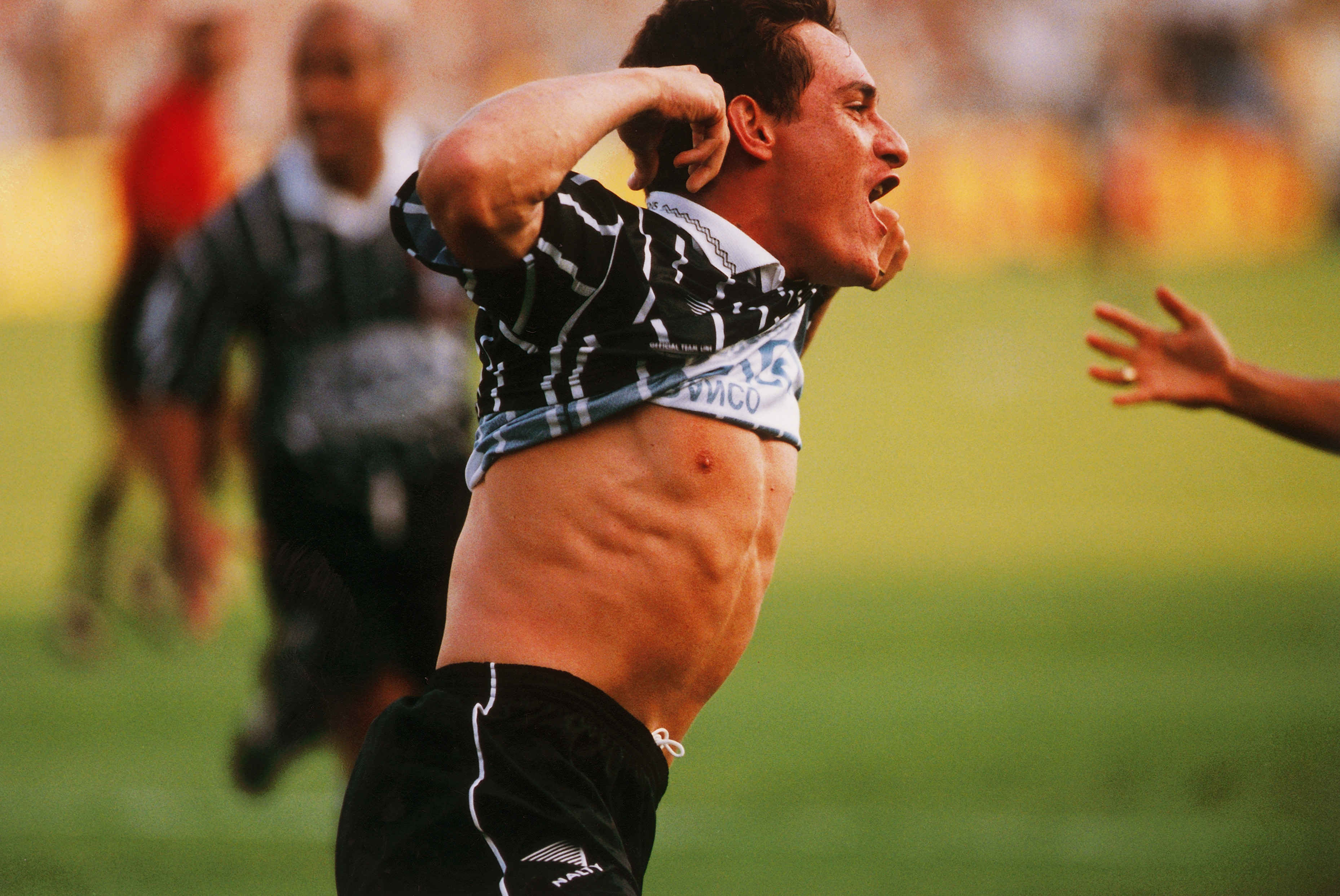 Gamarra, do Corinthians, comemorando gol contra o Santoas, no Estádio Vila Belmiro.
